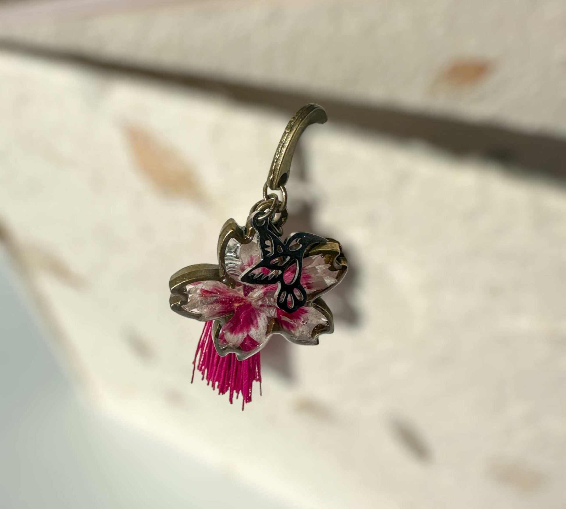 Marque-page - Marque-page pétale de fleur avec breloques colibri