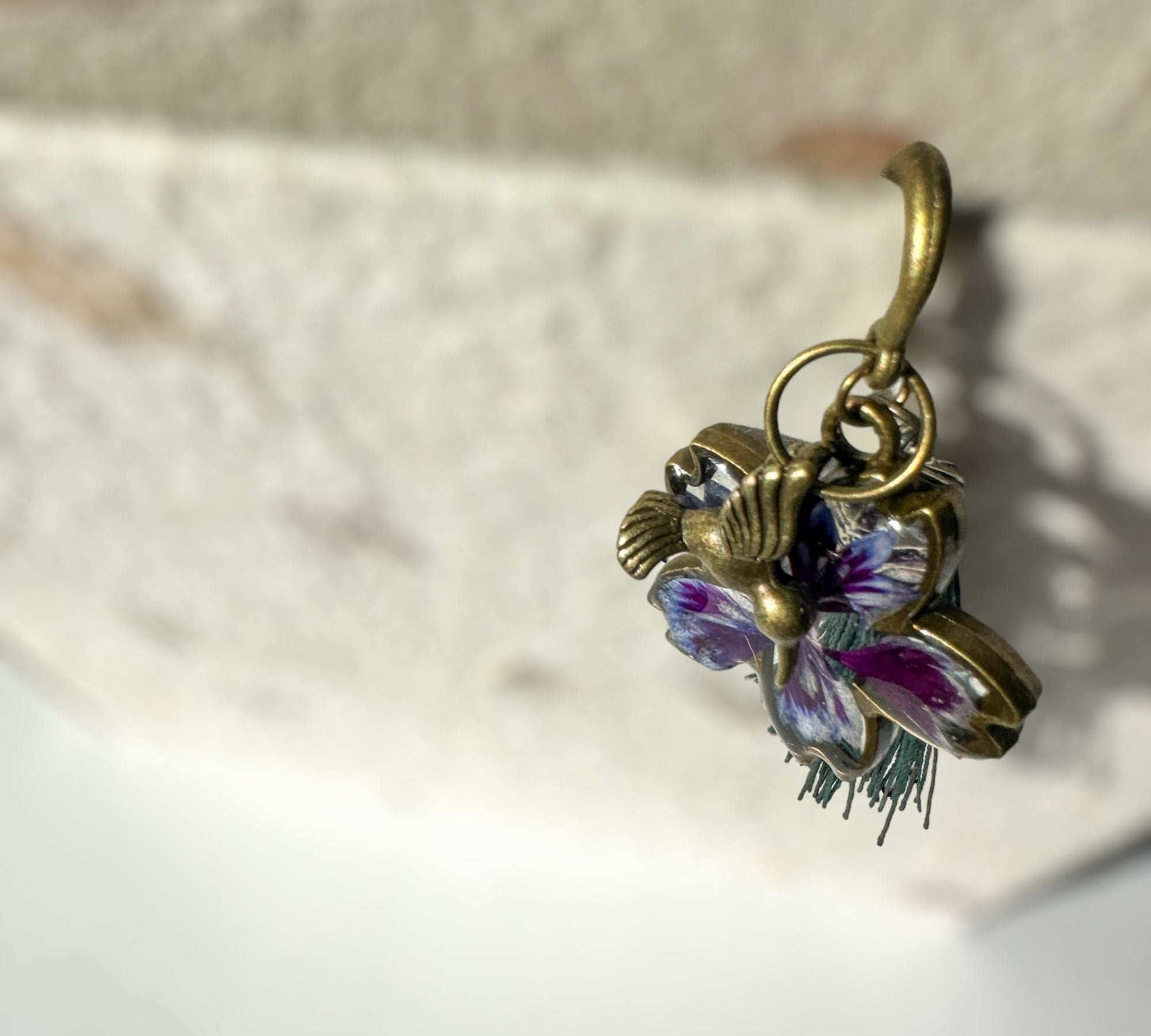 Marque-page - Marque-page pétale de fleur avec breloques colibri