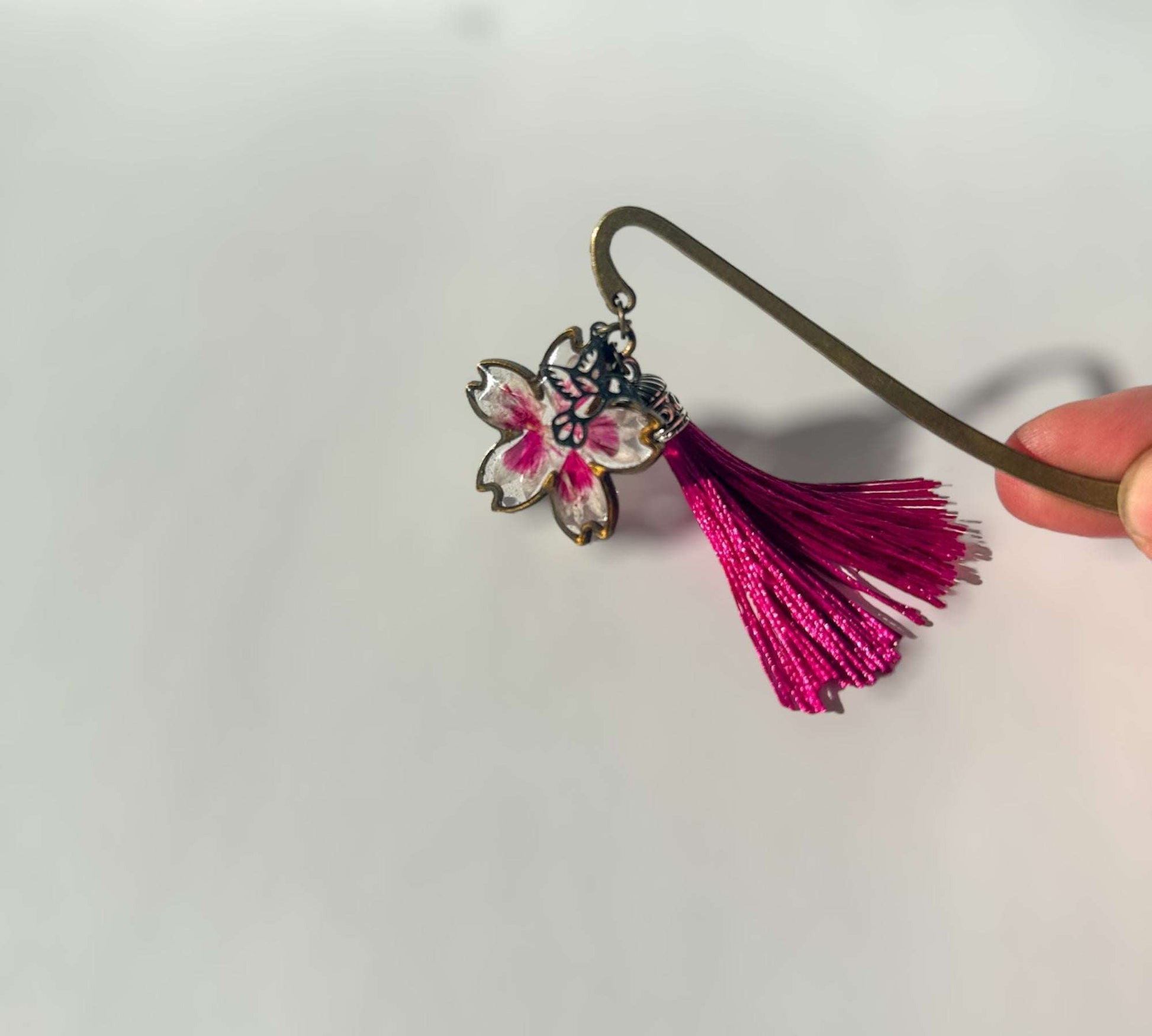 Marque-page - Marque-page pétale de fleur avec breloques colibri