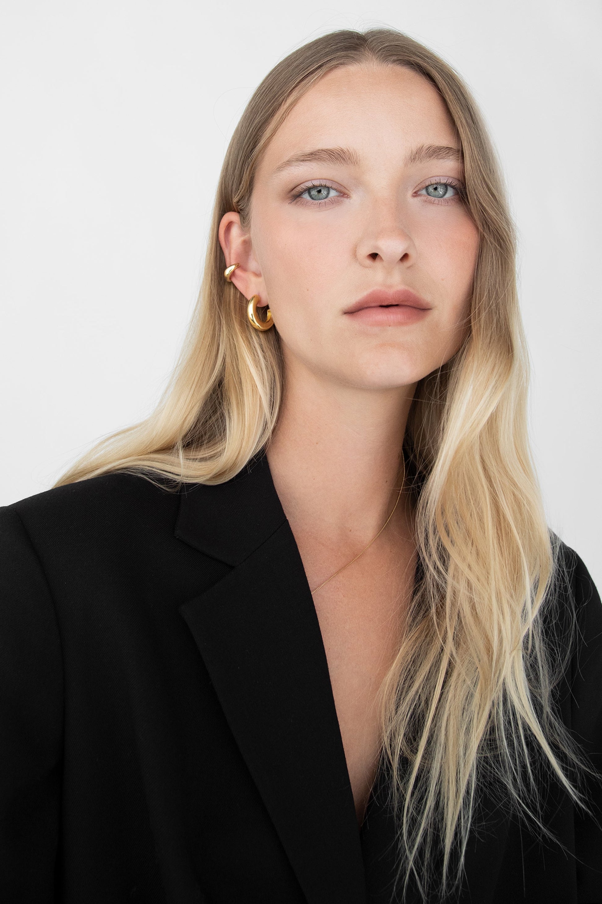 ENSEMBLE DE BOUCLES D'OREILLES CRÉOLES ET MANCHETTES ÉPAISSES