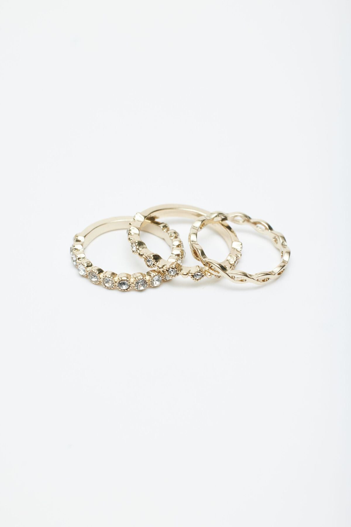 Lot de 7 bagues à pierres précieuses et torsadées