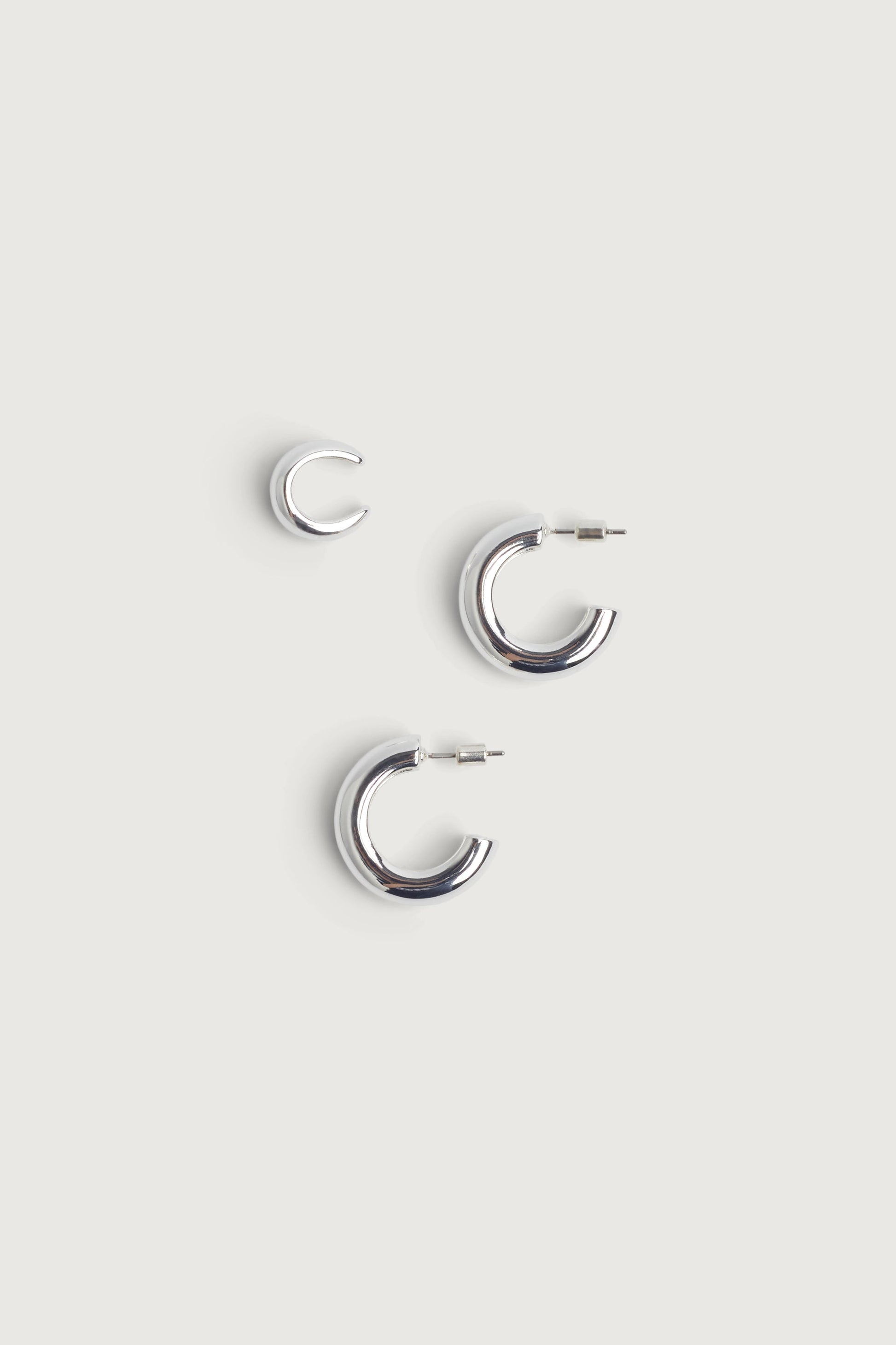 ENSEMBLE DE BOUCLES D'OREILLES CRÉOLES ET MANCHETTES ÉPAISSES