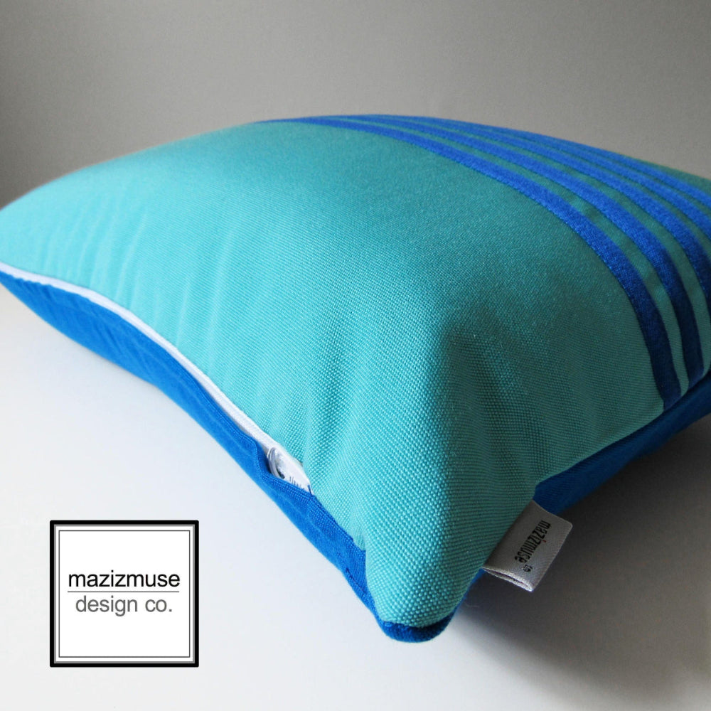 Housse de coussin d'extérieur Aruba Blue Sunbrella® à rayures cobalt, housse de coussin rayée