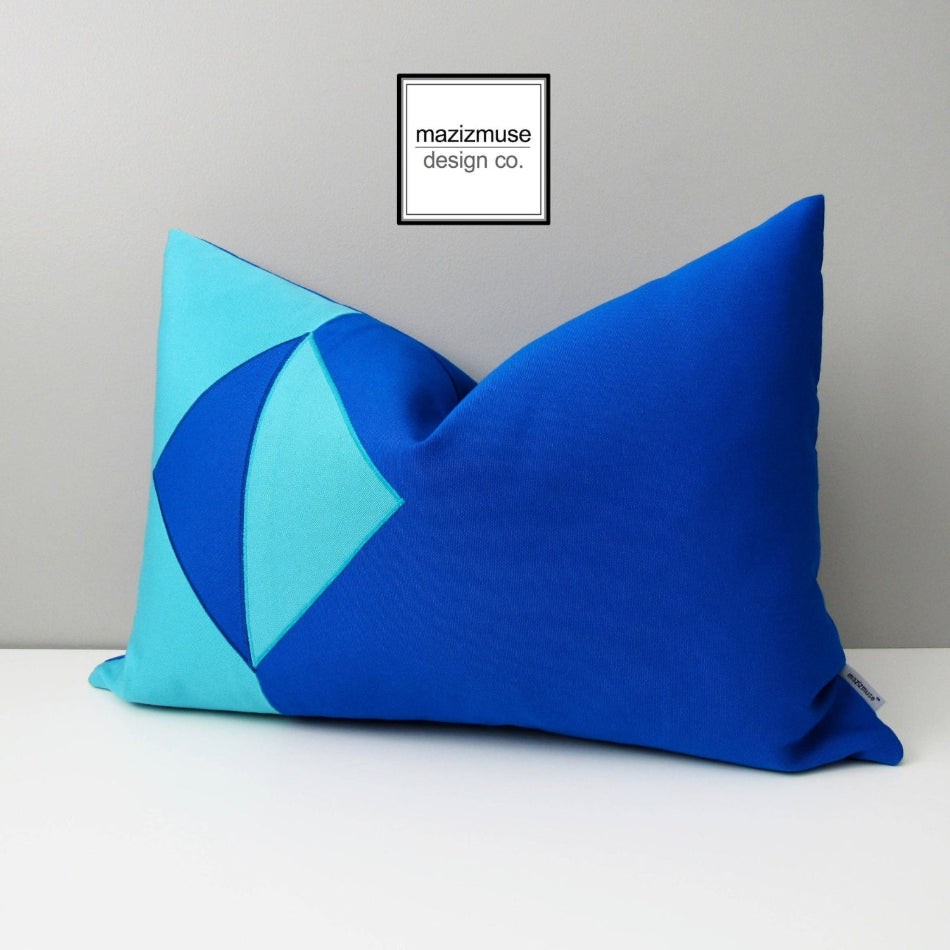 Housse de coussin d'extérieur Aruba Blue Sunbrella® à rayures cobalt, housse de coussin rayée