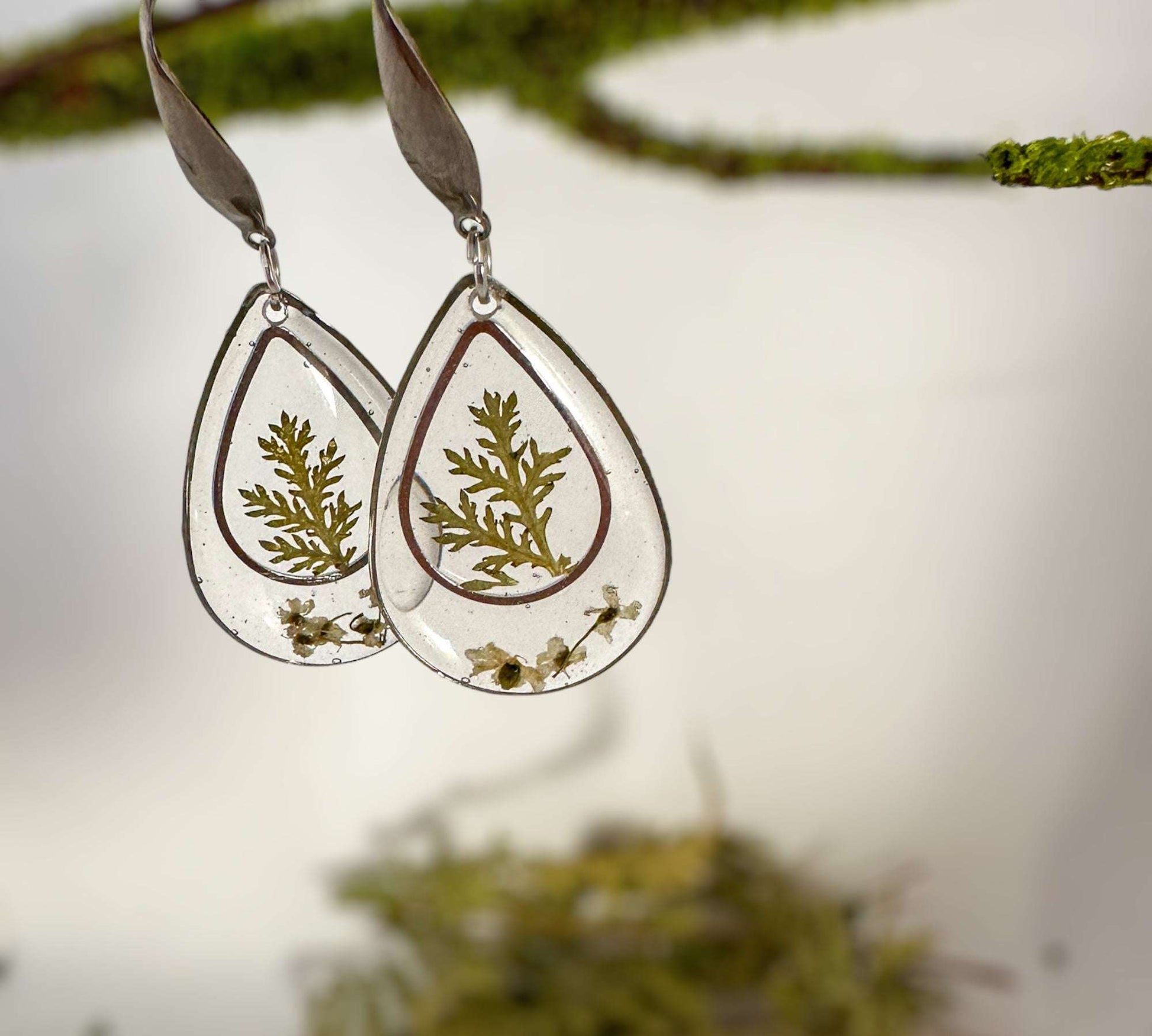 Boucles d'oreilles en résine botanique faites à la main avec breloque forêt de fougères