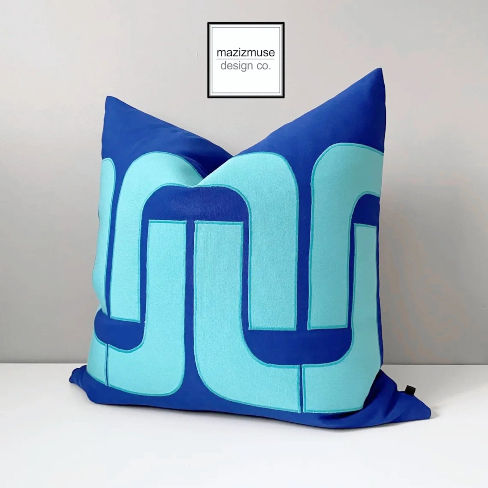 Housse de coussin d'extérieur Sunbrella de style moderne du milieu du siècle, bleu véritable et coussins Aruba