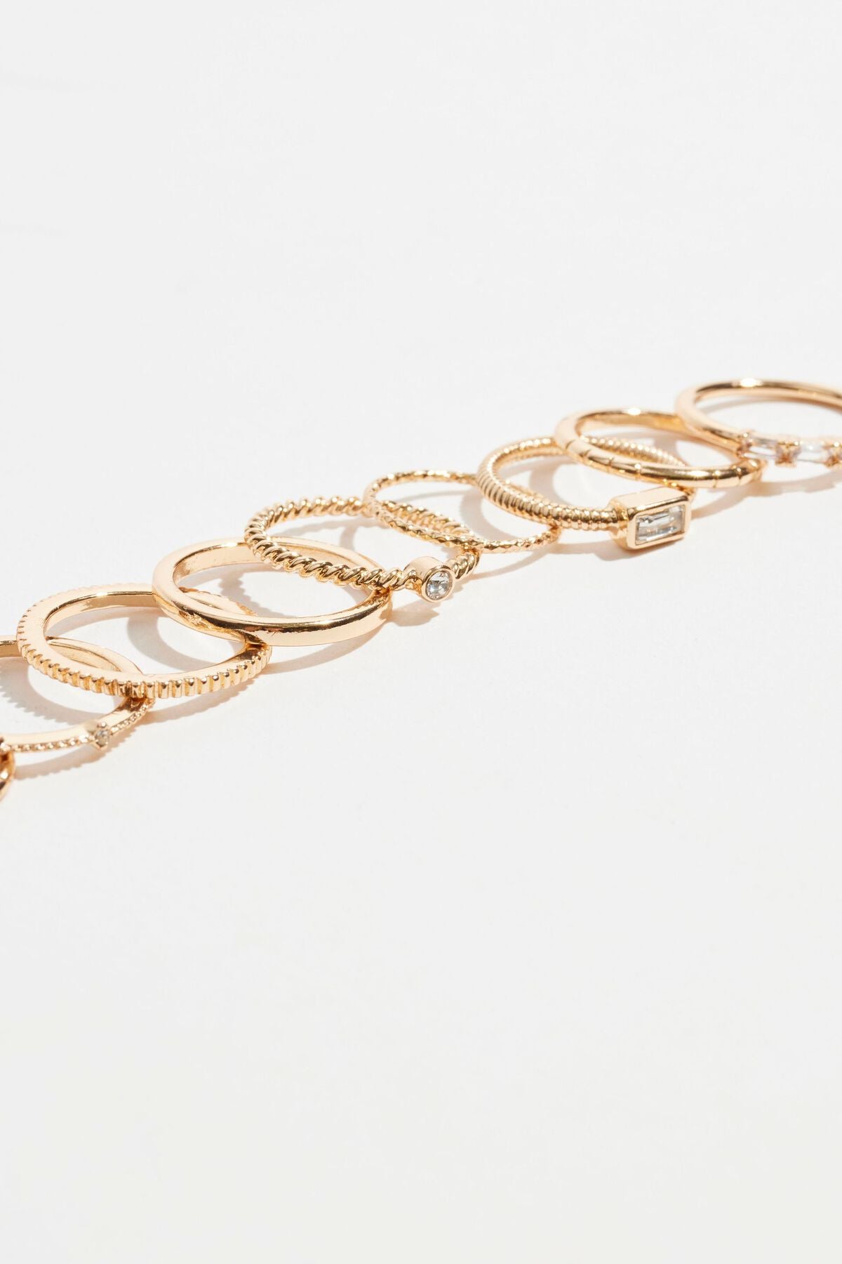 Lot de 9 bagues délicates ornées de pierres précieuses