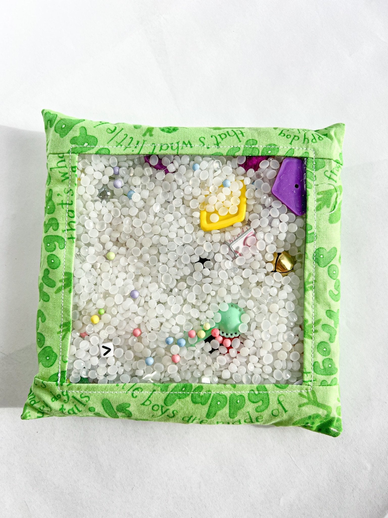 Pochette sensorielle à cache-cache