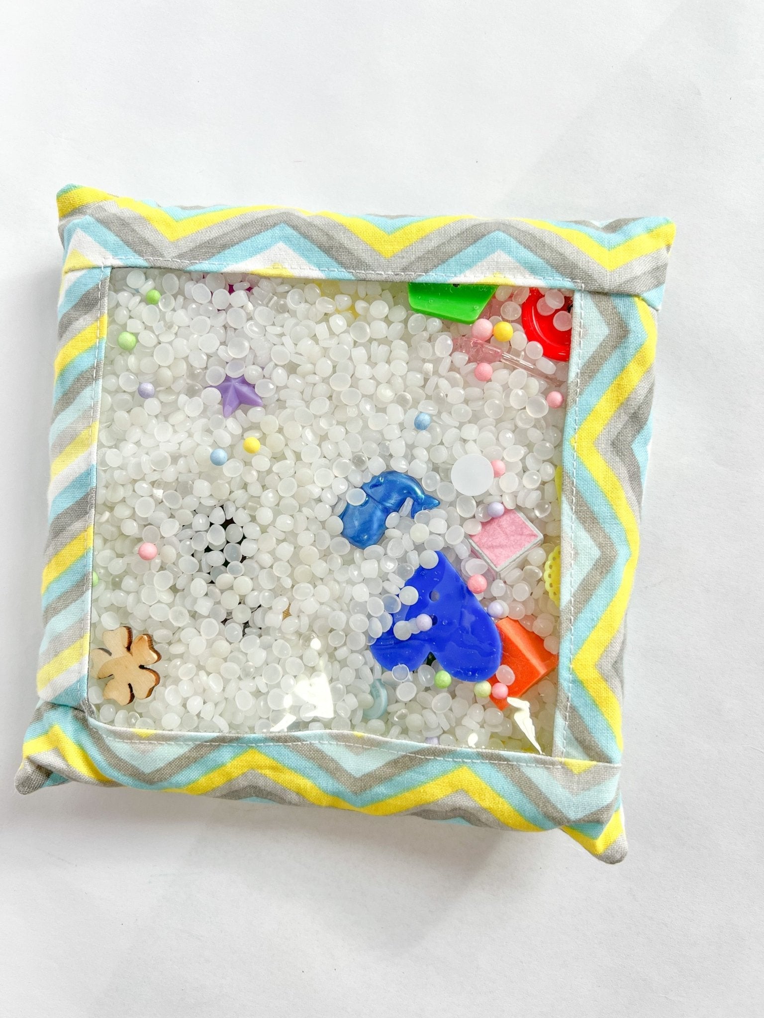 Pochette sensorielle à cache-cache