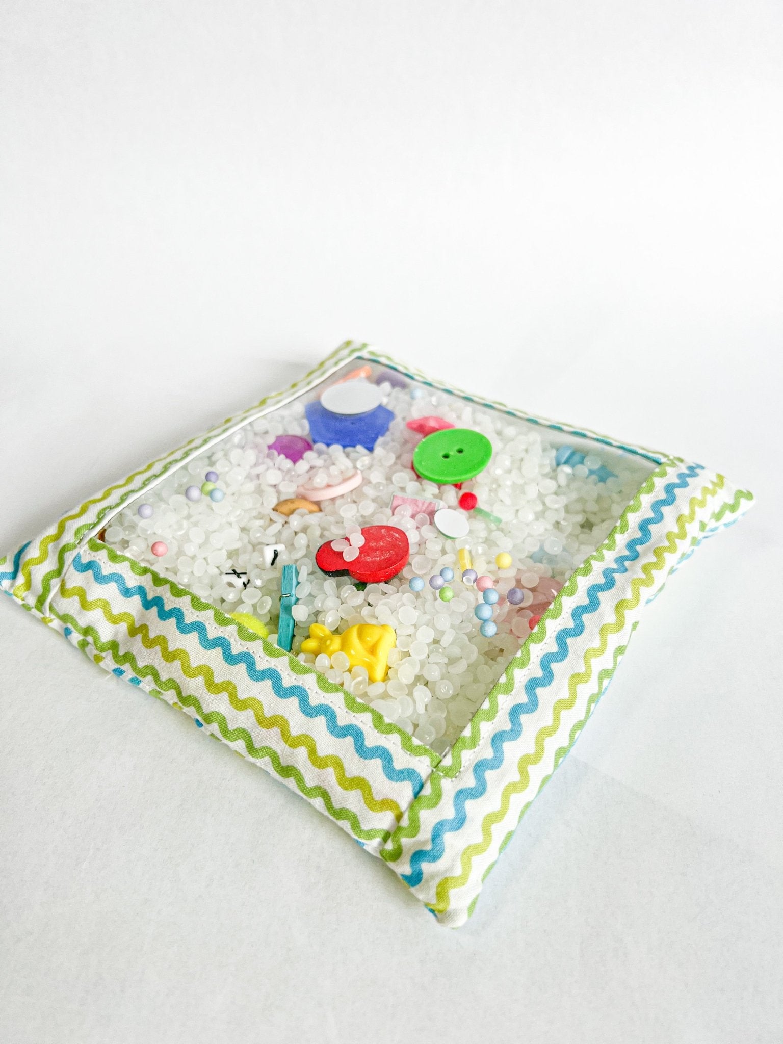 Pochette sensorielle à cache-cache