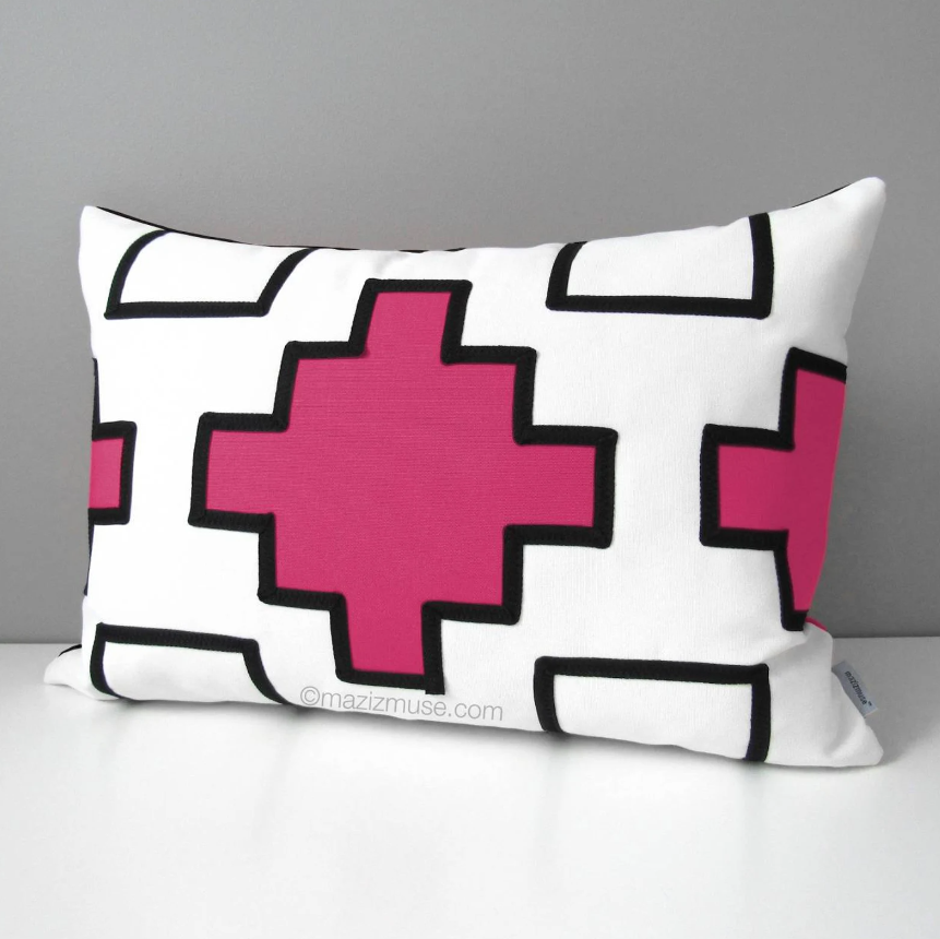 Housse de coussin d'extérieur Sunbrella® noire et rose vif, coussins géométriques