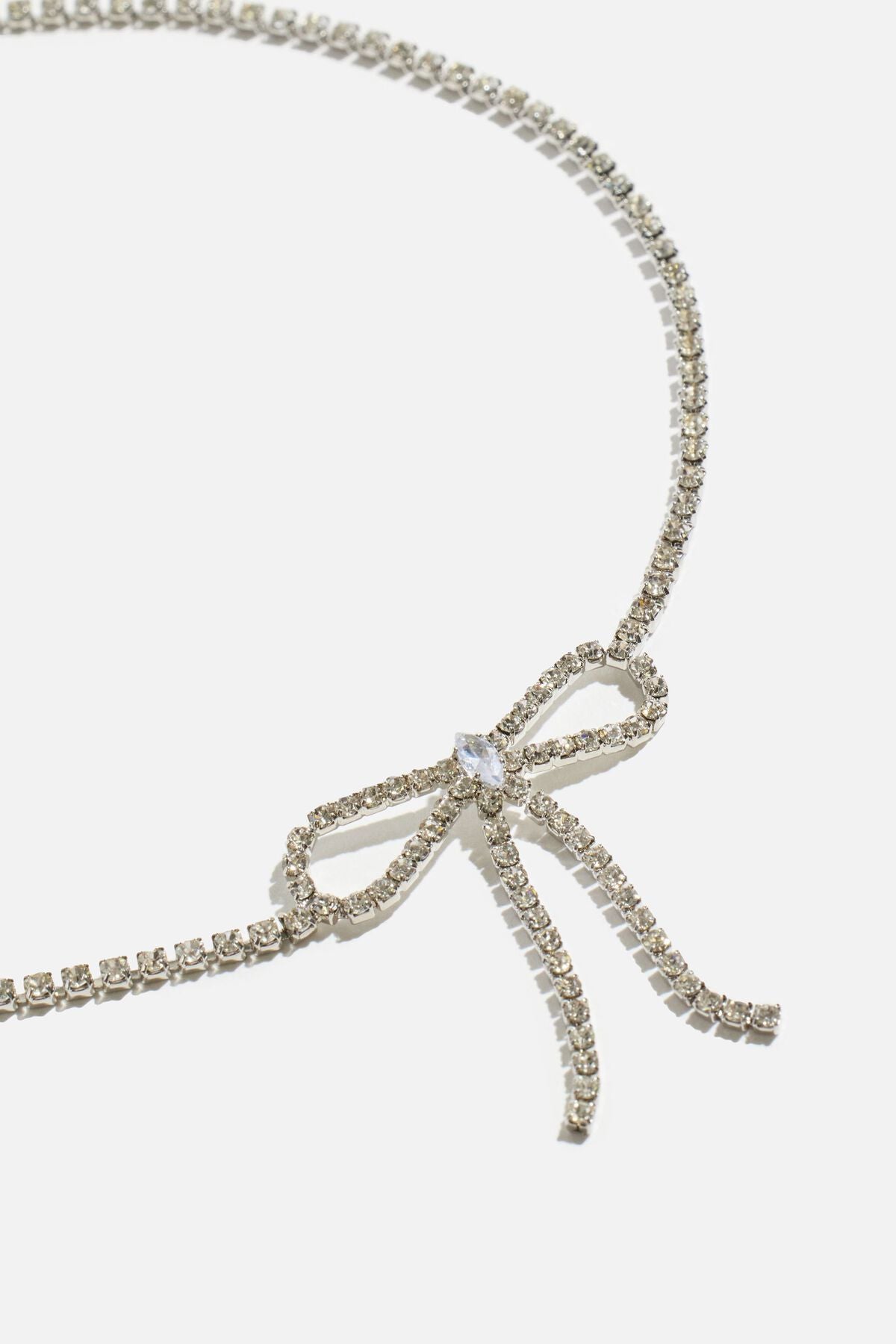 Collier ras du cou délicat avec nœud en pierres précieuses