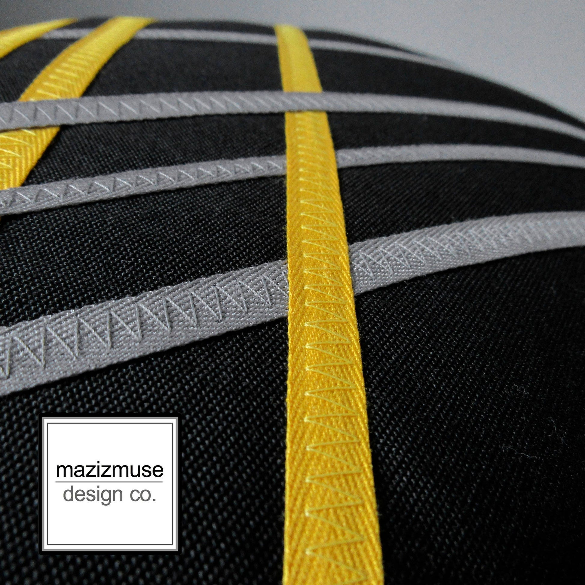 Housse de coussin d'extérieur Sunbrella® noire et jaune, motif géométrique