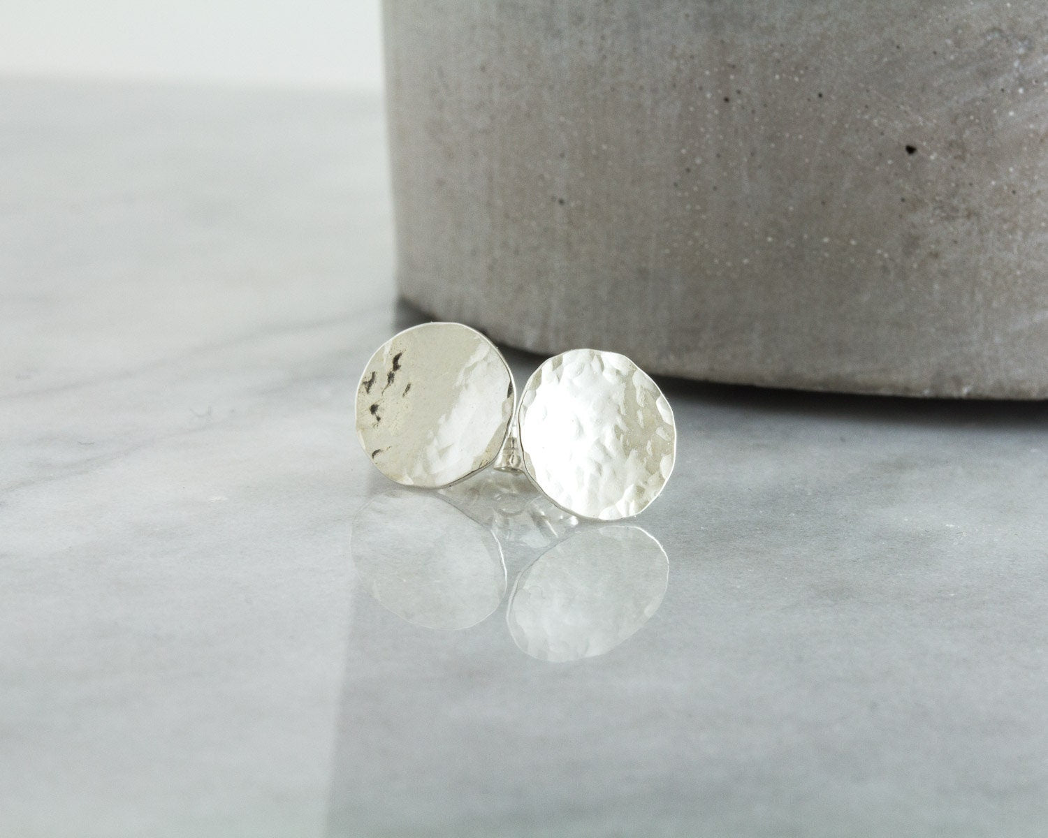 Boucles d'oreilles à tige martelées, clous minimalistes pour homme, clous d'oreilles ronds en argent, cadeau pour elle, bijoux de Noël