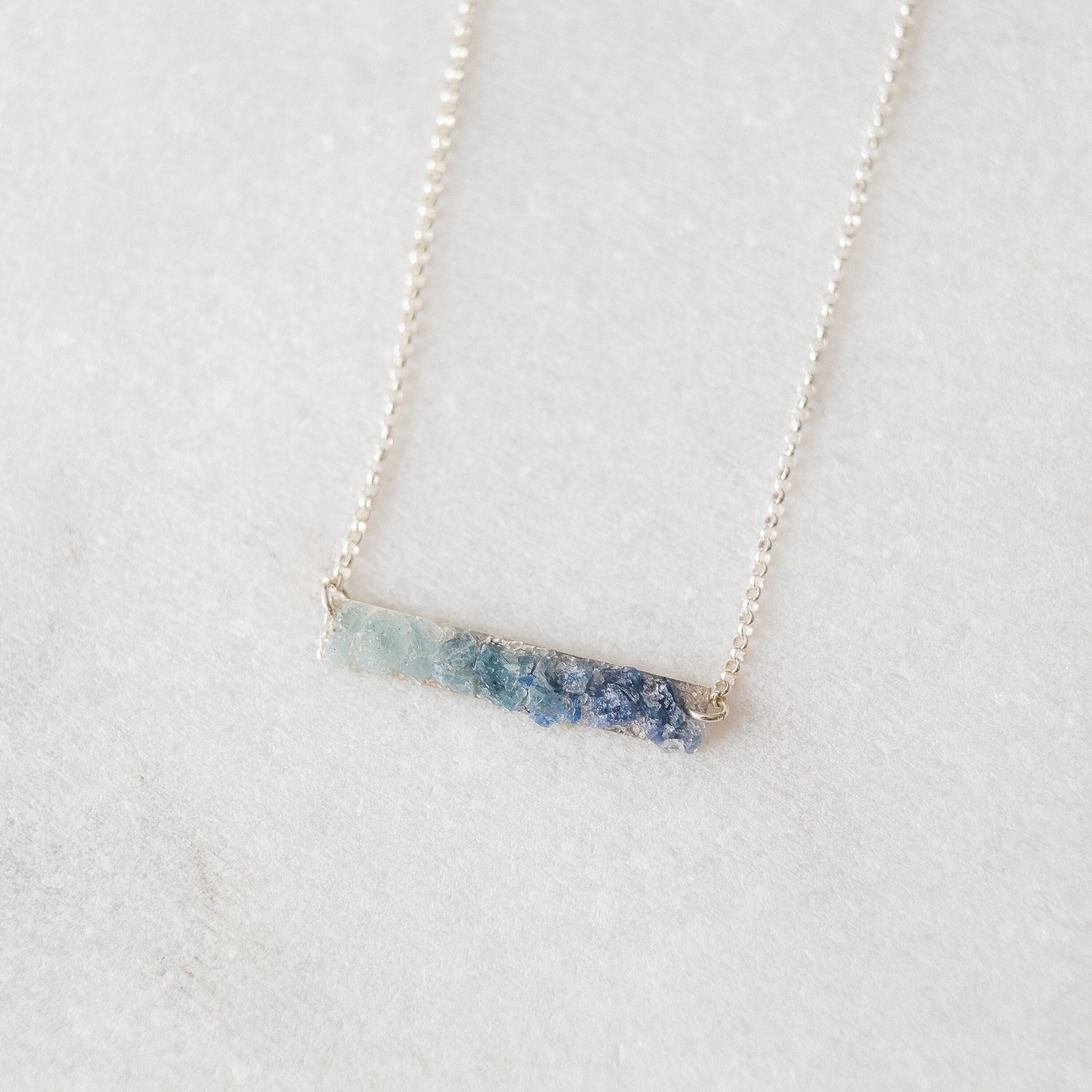 Collier bleu ombré, bijoux multi-pierres précieuses, collier en aigue-marine, cyanite et saphir, collier en cristal brut,
