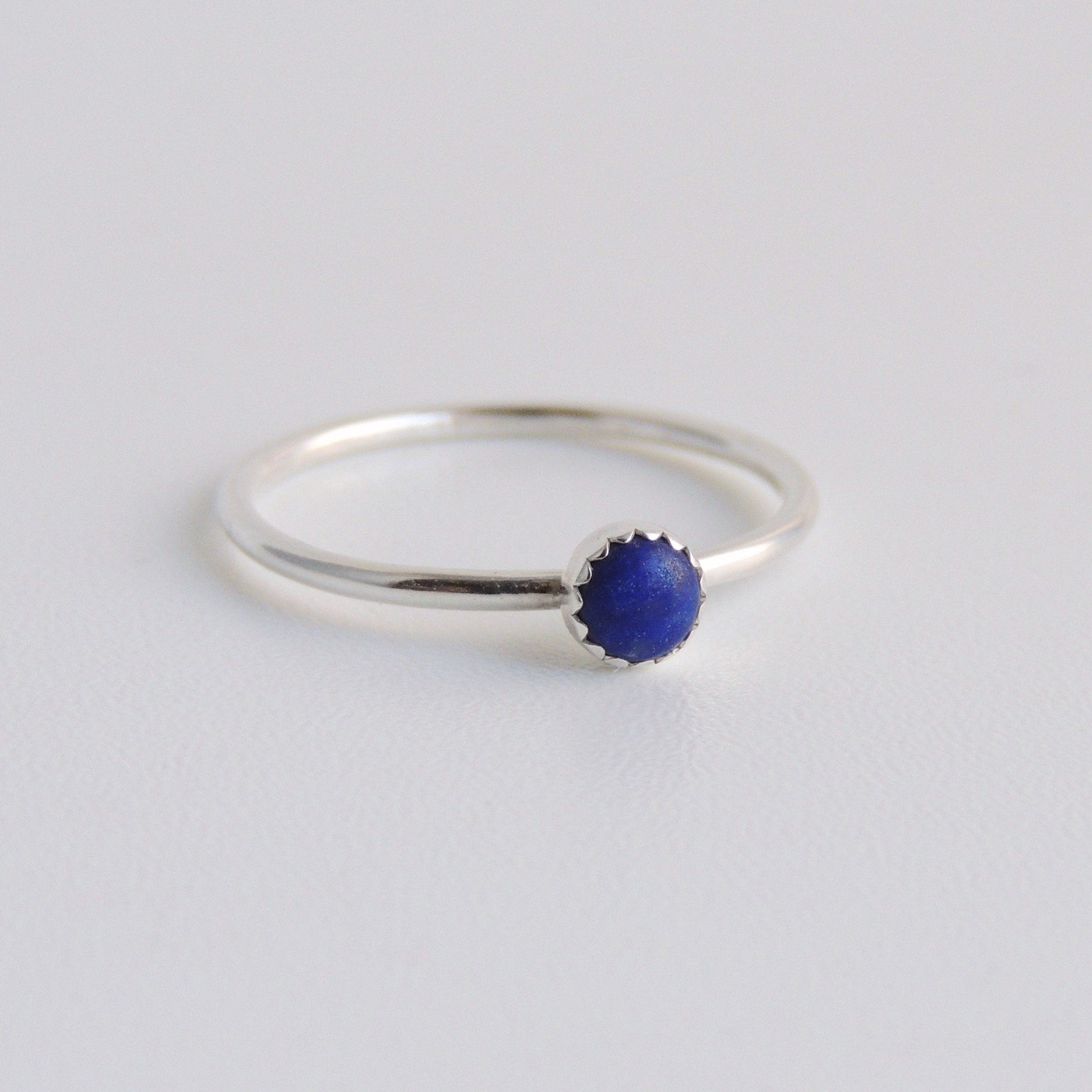 Bague empilable en argent sterling avec lapis-lazuli bleu et pierre sertie d'une lunette dentelée