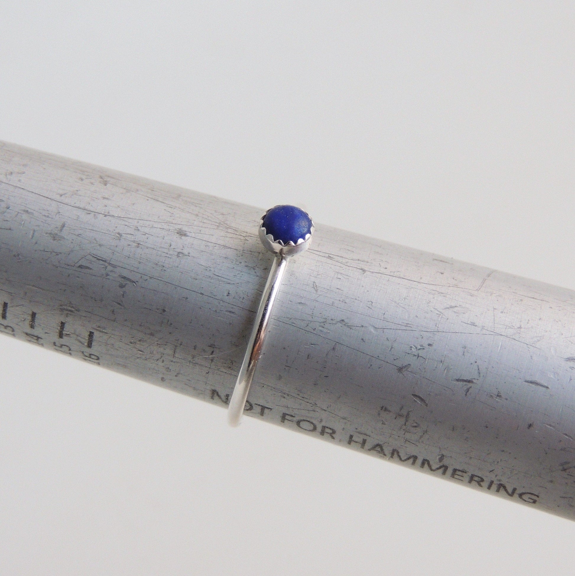 Bague empilable en argent sterling avec lapis-lazuli bleu et pierre sertie d'une lunette dentelée