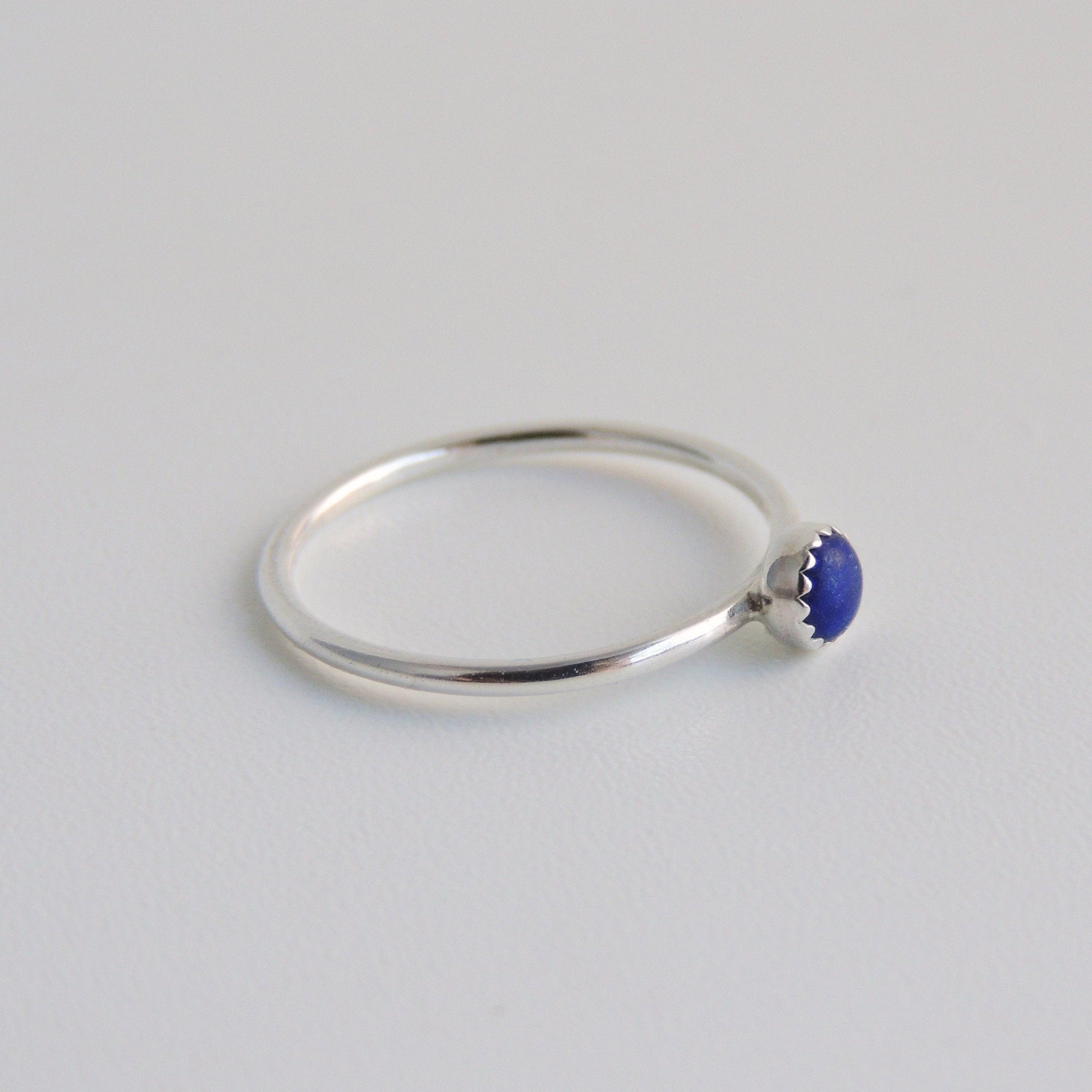 Bague empilable en argent sterling avec lapis-lazuli bleu et pierre sertie d'une lunette dentelée