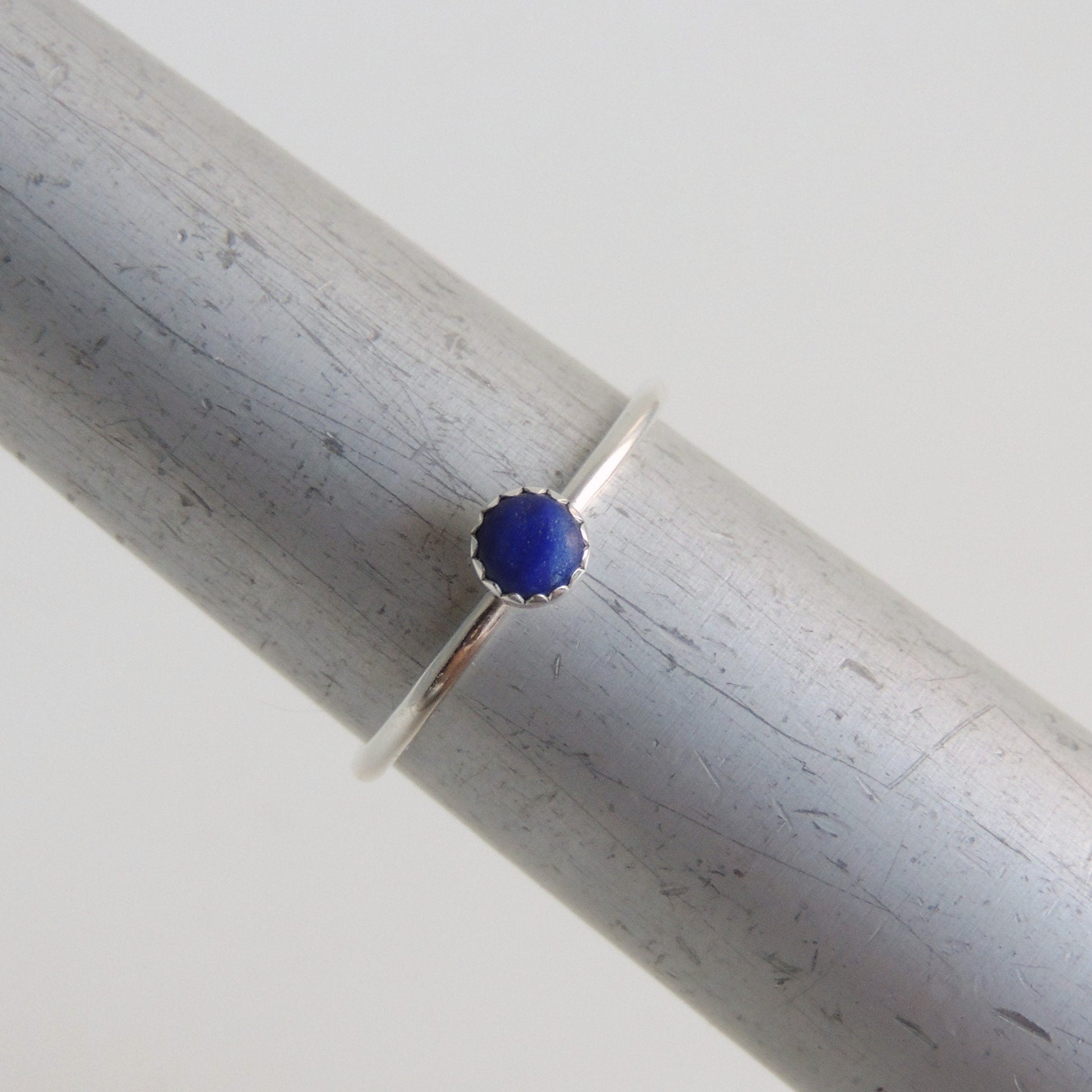 Bague empilable en argent sterling avec lapis-lazuli bleu et pierre sertie d'une lunette dentelée