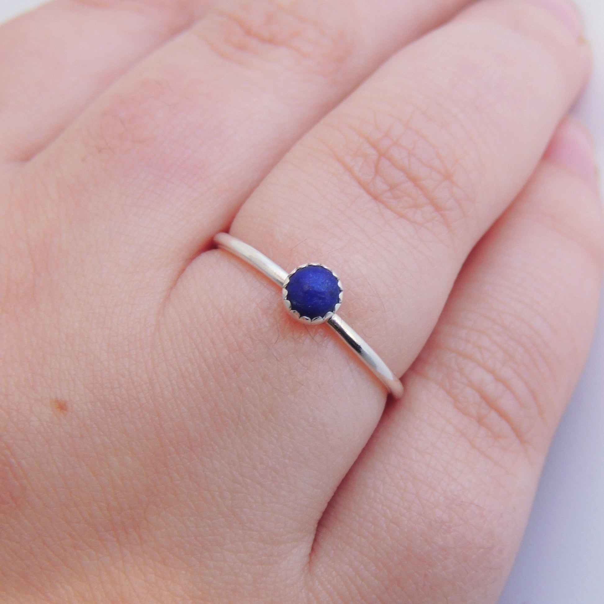 Bague empilable en argent sterling avec lapis-lazuli bleu et pierre sertie d'une lunette dentelée