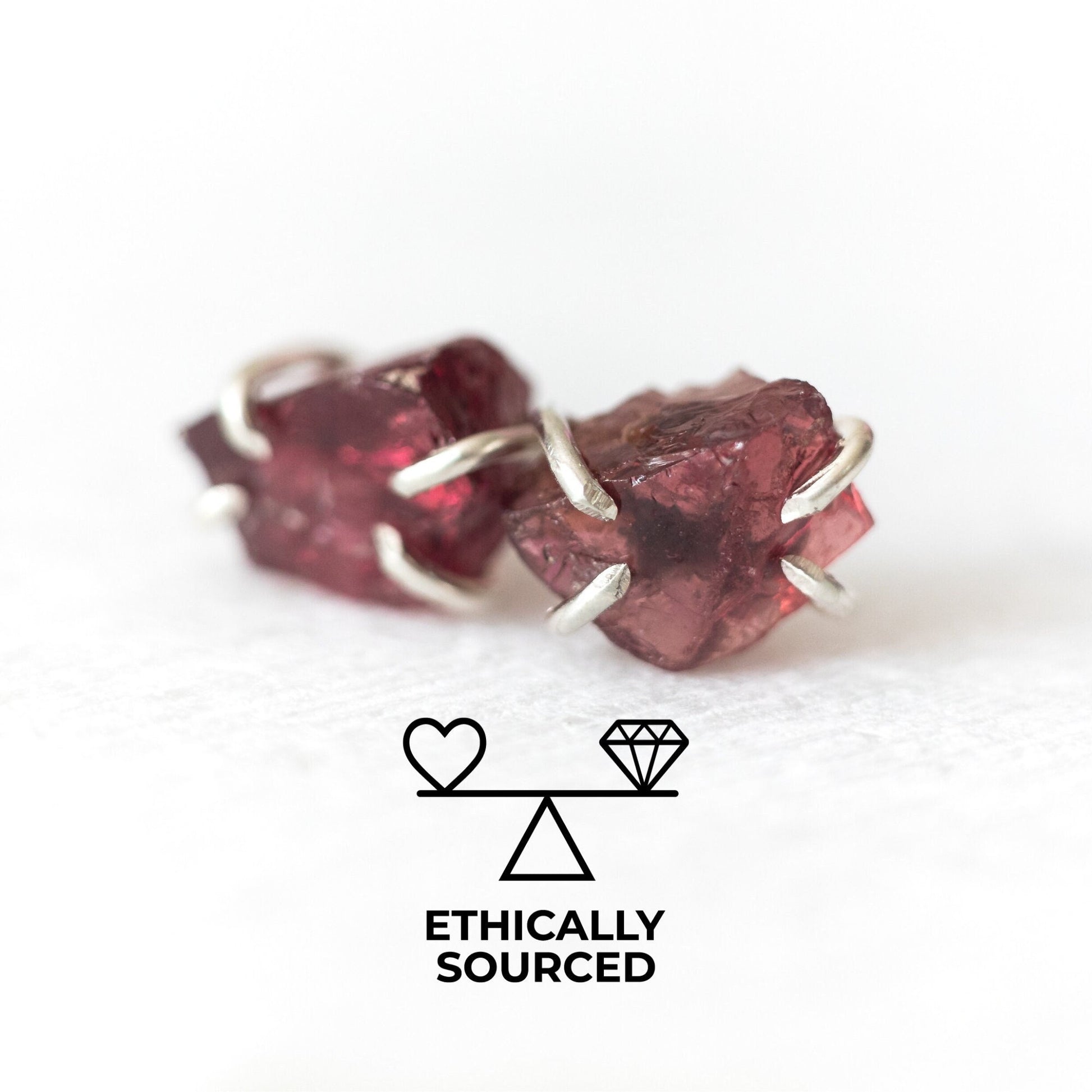 Boucles d'oreilles en grenat brut - Boucles d'oreilles avec pierre de naissance de janvier - Clous en pierre brute - Bijoux en pierres précieuses d'origine éthique
