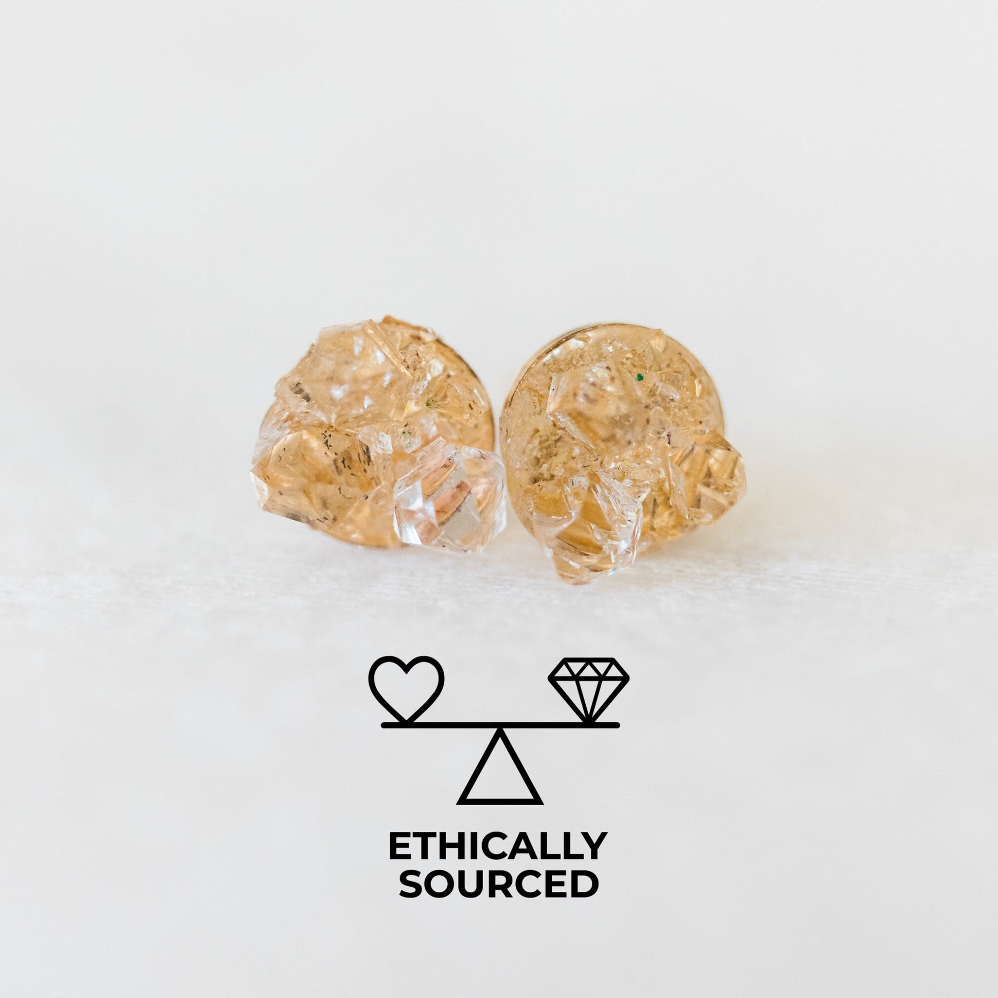 Boucles d'oreilles en diamant brut, boucles d'oreilles en diamant Herkimer brut, cadeau d'anniversaire Bélier, boucles d'oreilles alternatives au diamant, clous délicats en cristal de quartz