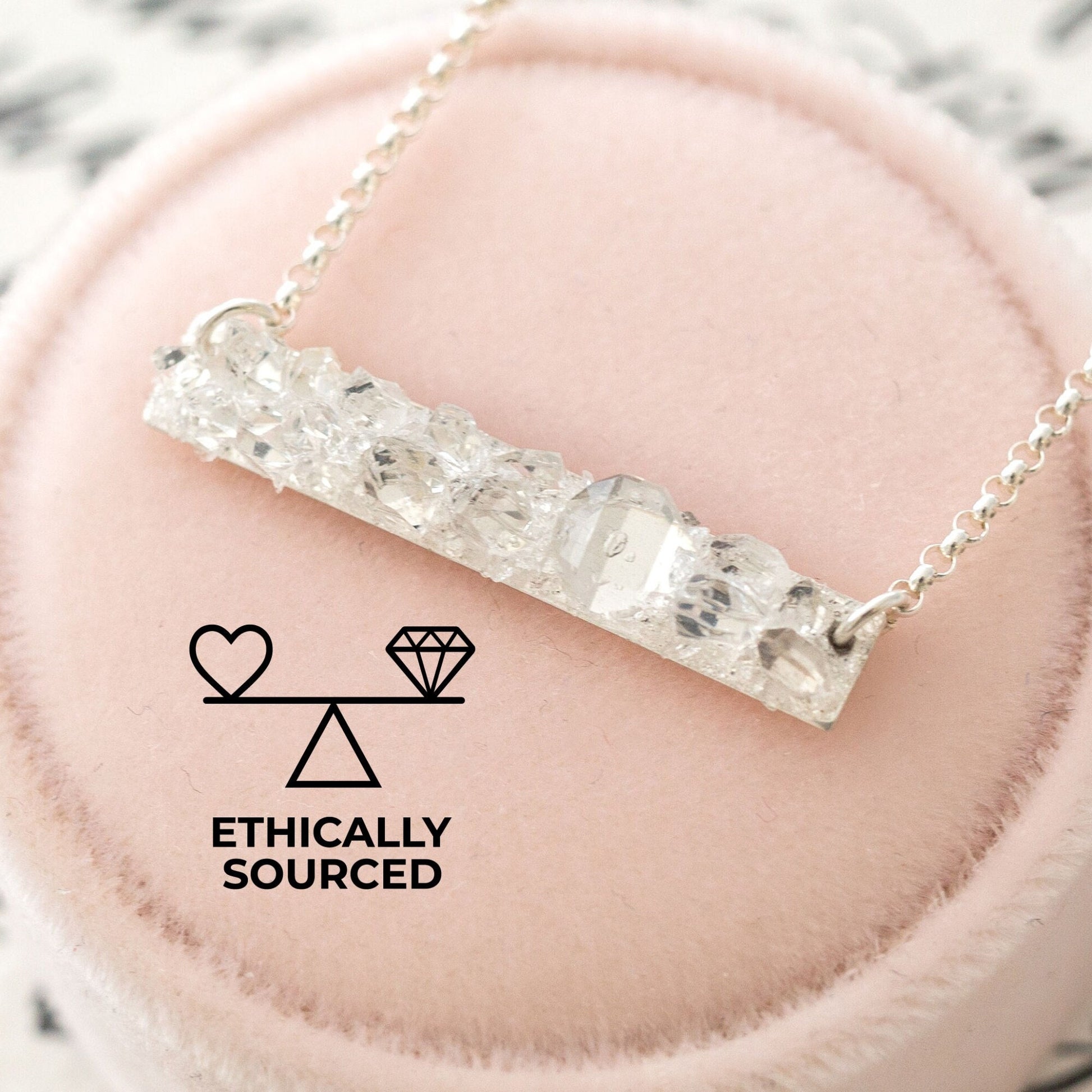 Collier en diamant brut, collier en diamant Herkimer, collier en barre de diamant, bijou minimaliste, ras de cou de mariée, collier avec pierre de naissance d'avril, Luxezen