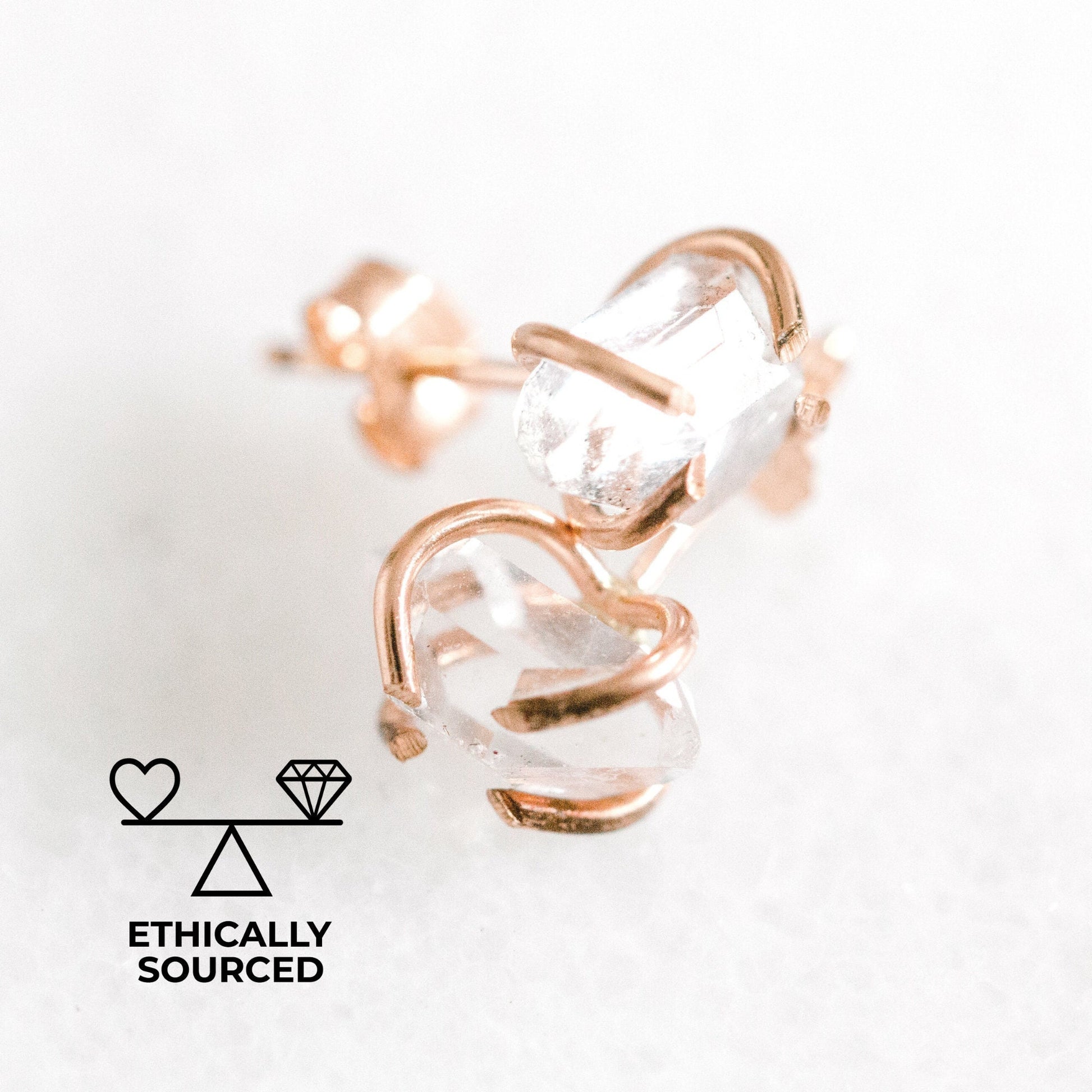 Boucles d'oreilles en diamant brut, boucles d'oreilles en diamant Herkimer, boucles d'oreilles avec pierre de naissance d'avril, clous spirituels, boucles d'oreilles à tige en pierres précieuses, bijoux Bélier, cadeau
