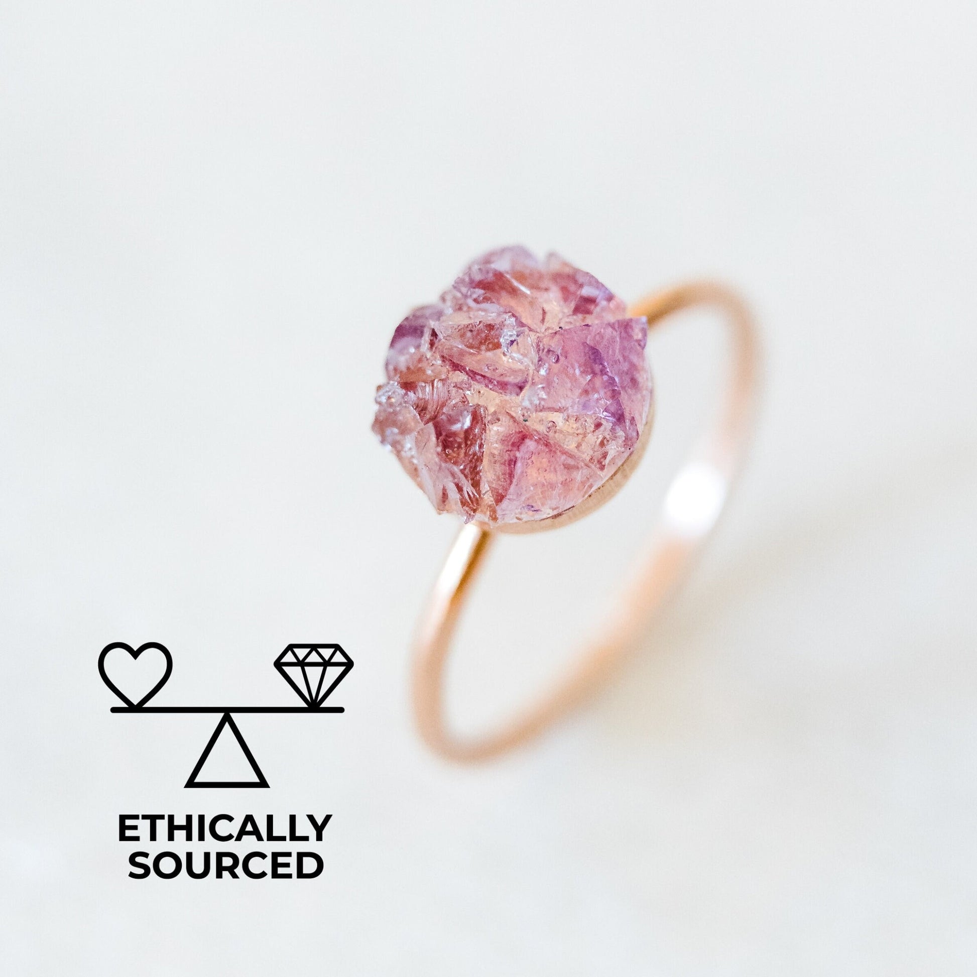 Bague en améthyste brute, bague en cristal brut, bague en améthyste brute, bague de fiançailles non traditionnelle, bague avec pierre de naissance de février, cadeau éthique pour femme