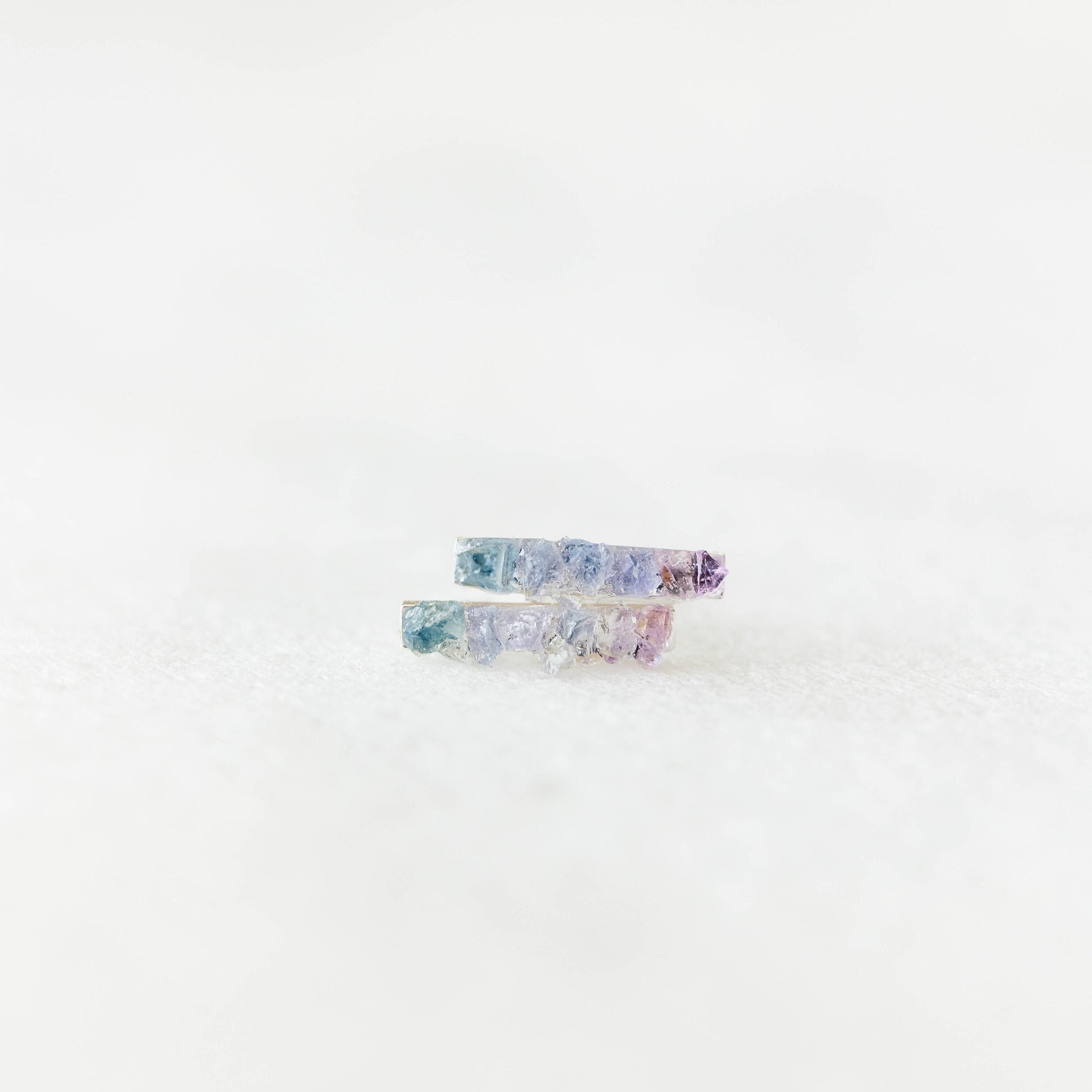 Boucles d'oreilles à tige en pierres précieuses, bijoux en pierres précieuses brutes violettes ombrées, boucles d'oreilles en saphir, bijoux en argent sterling, boucles d'oreilles bohèmes, cadeau de demoiselle d'honneur