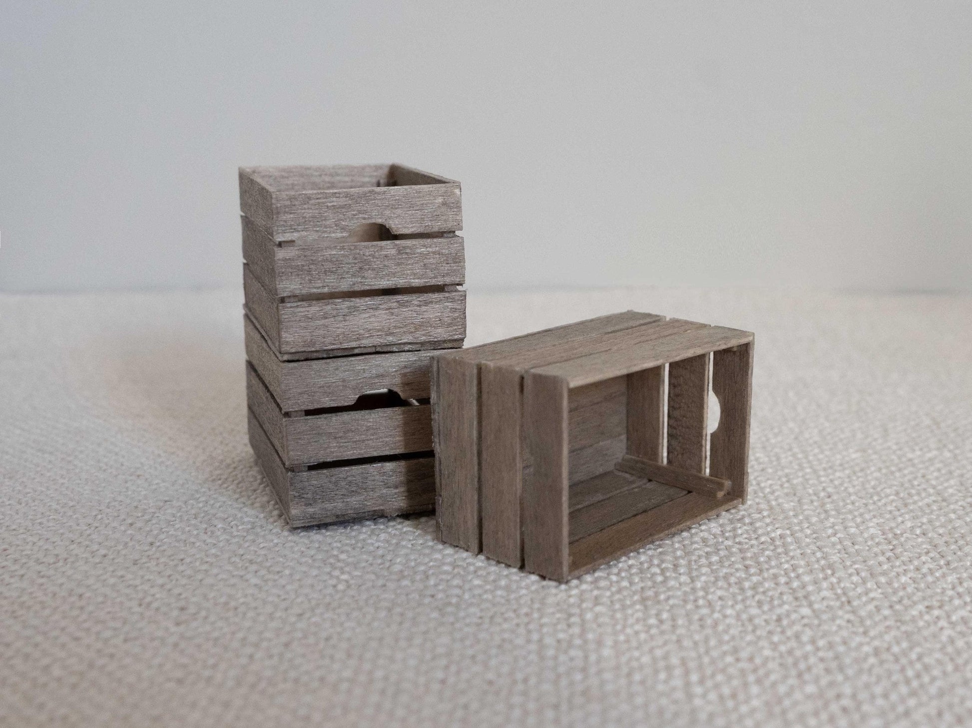 Caisses rustiques miniatures | Décoration rustique pour maison de poupée | Caisse en bois à l'échelle 1:12 | Caisse de ferme