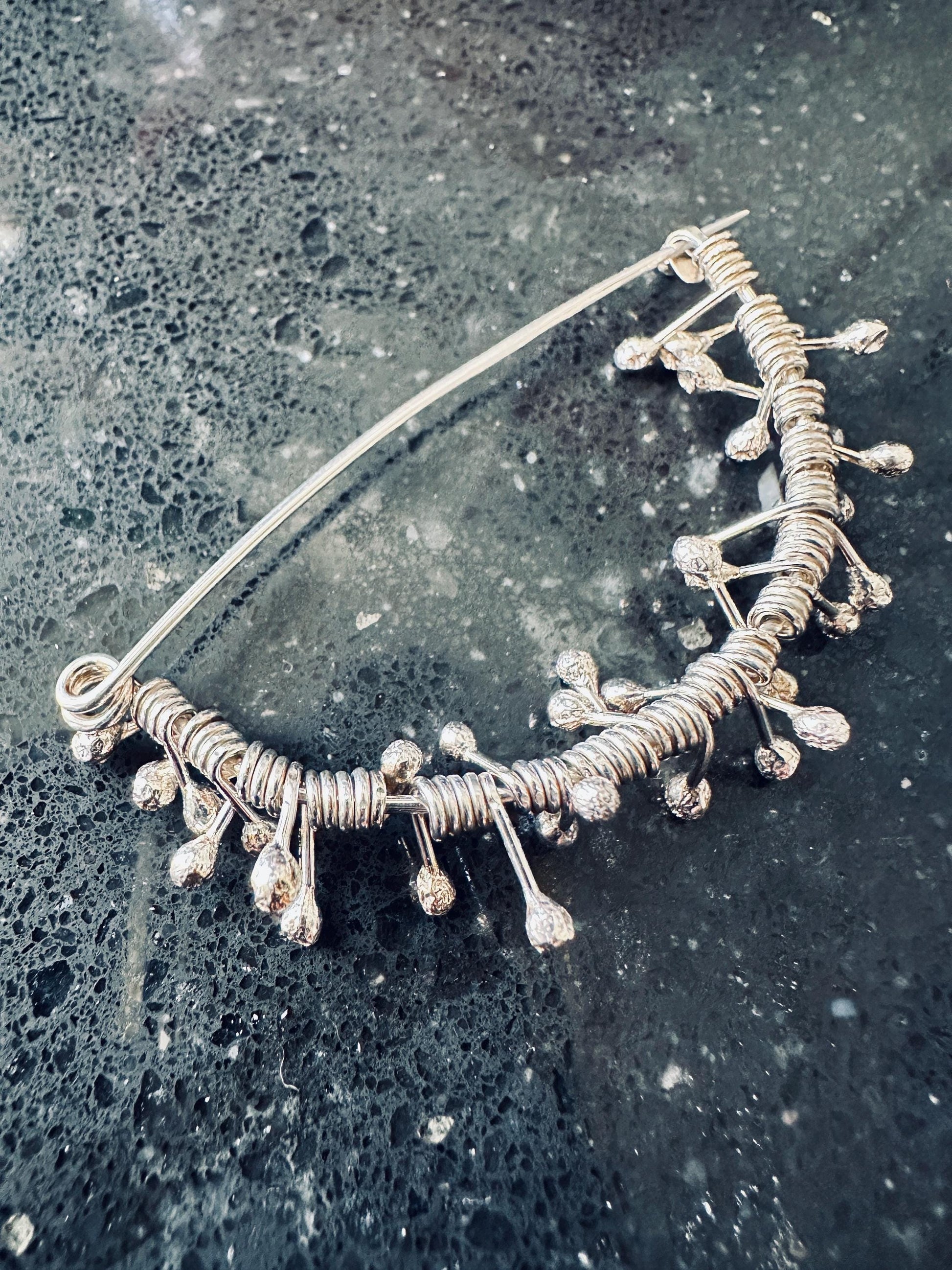 Broche en argent sterling, broche abstraite, cadeau pour elle, broche moderne, broche tendance, broche châle, broche manteau, broche contemporaine