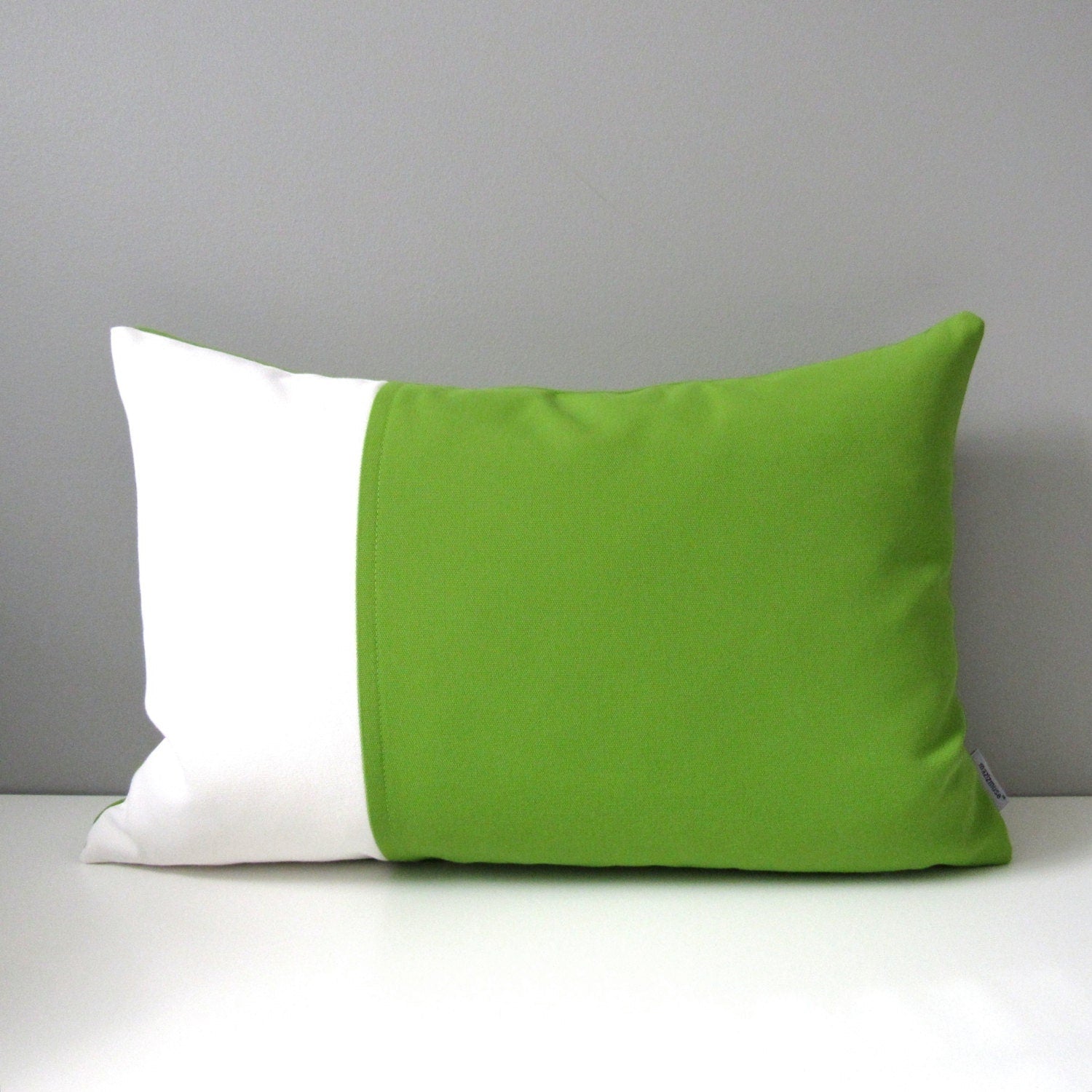 Housse de coussin d'extérieur moderne vert citron et blanc, housse de coussin décorative Sunbrella Macaw