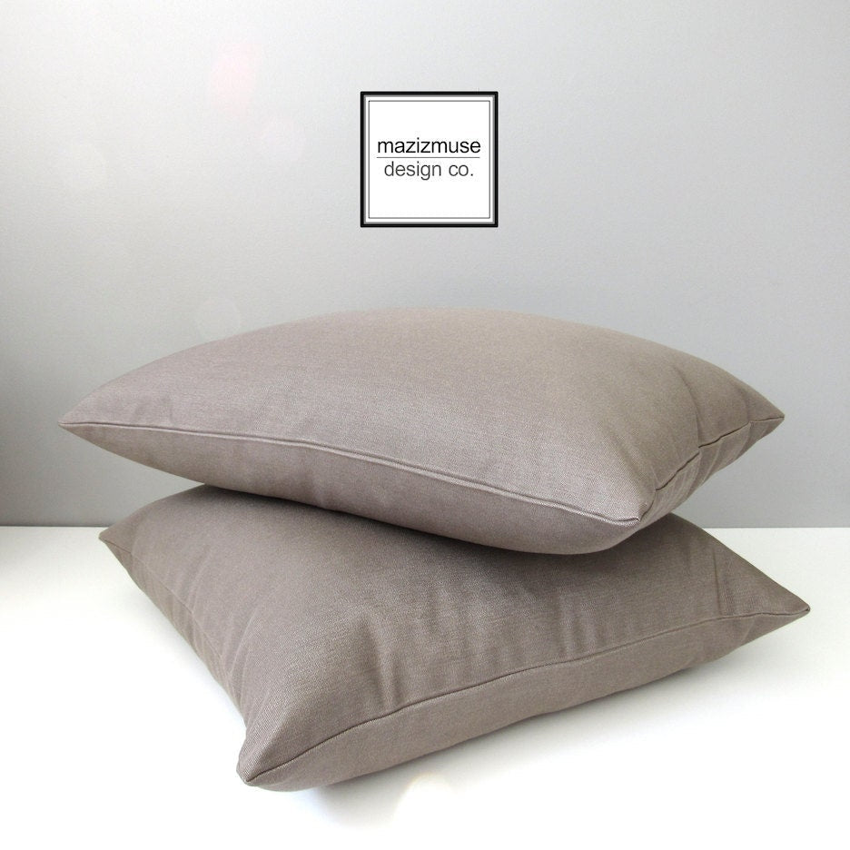 Housse de coussin d'extérieur Sunbrella® noir et taupe, housse de coussin géométrique