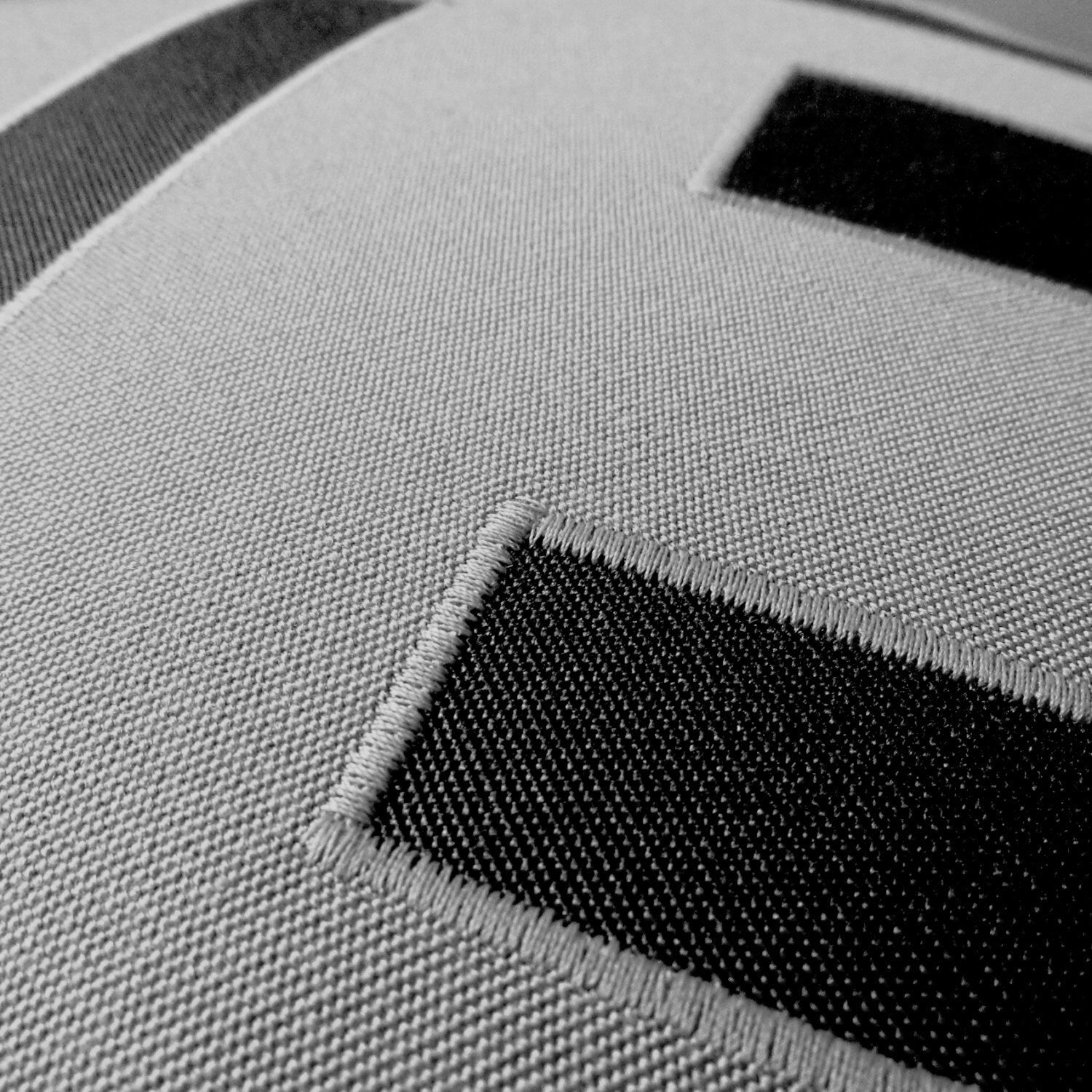 Housse de coussin d'extérieur Sunbrella® noire et rose vif, motif géométrique moderne