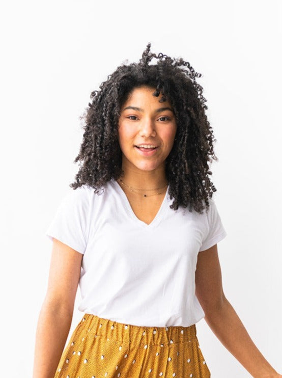 Le t-shirt parfait à col en V en blanc