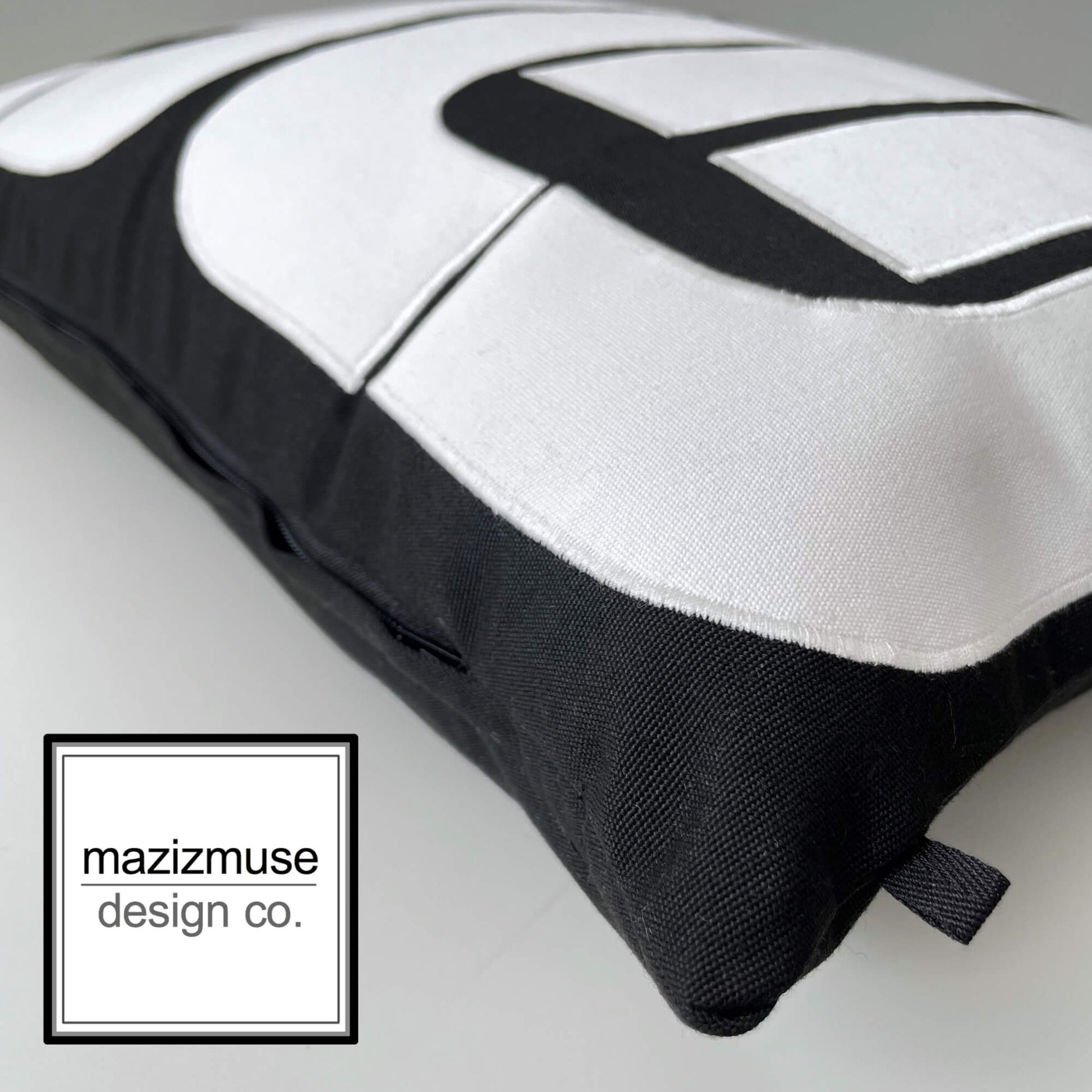 Housse de coussin d'extérieur Sunbrella noir et blanc, style moderne du milieu du siècle