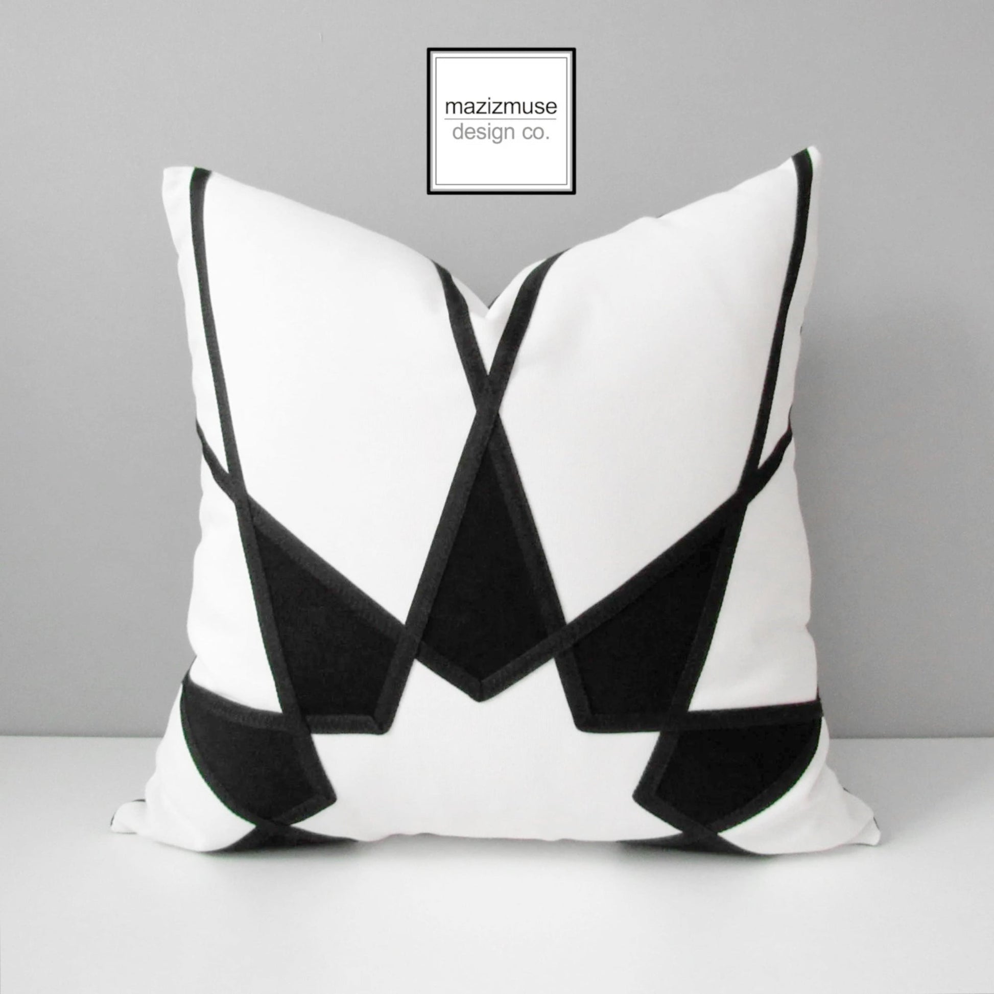 Housse de coussin d'extérieur Sunbrella® noir et blanc au motif mandala