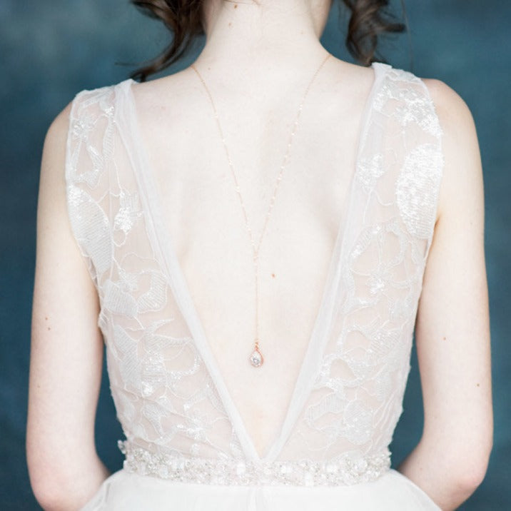 Collier pendentif en forme de larme en cristal ADDISON