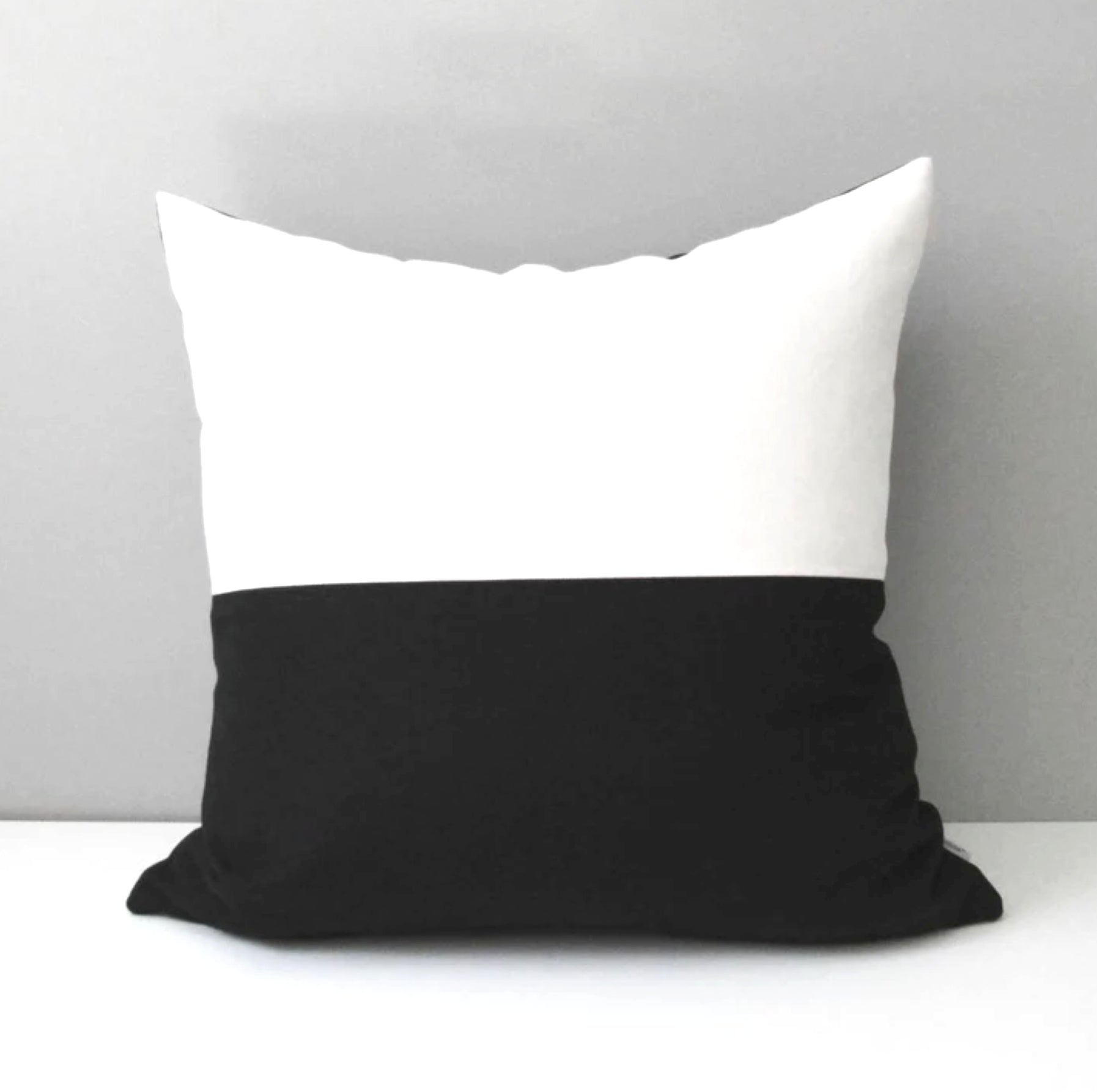 Housse de coussin décorative d'extérieur en Sunbrella® noir et blanc