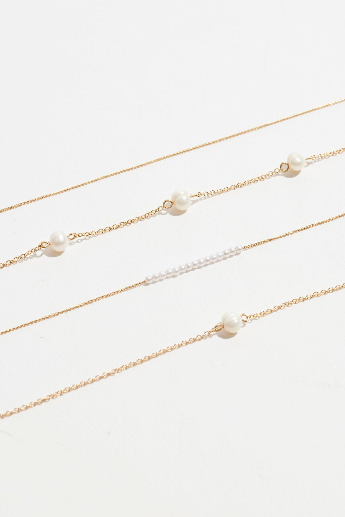 Collier de perles délicates superposées