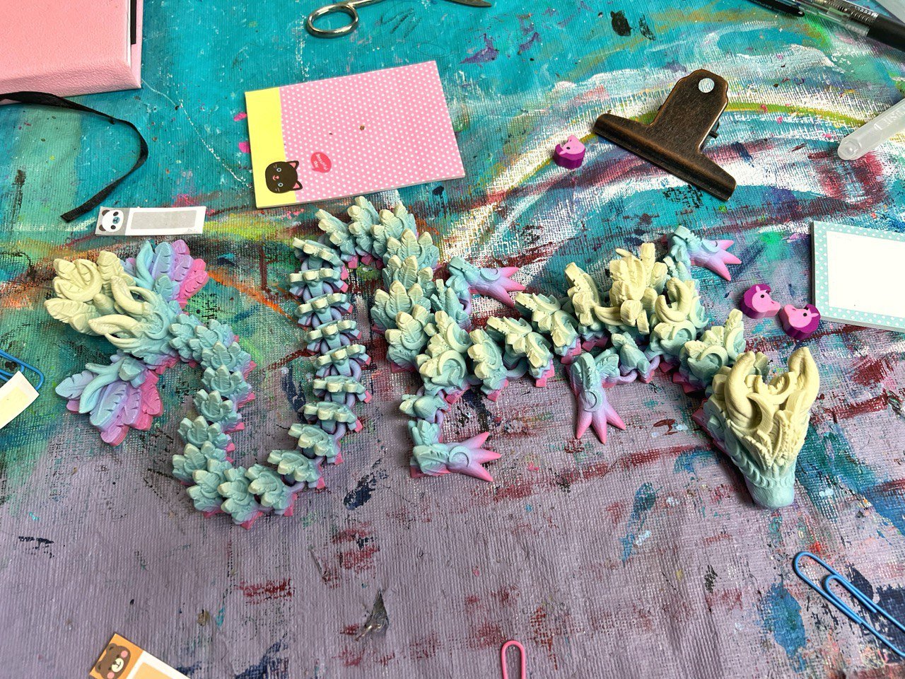 Joli dragon articulé rose et bleu nuit