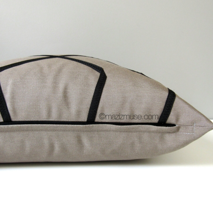 Housse de coussin d'extérieur Sunbrella® noir et taupe, housse de coussin géométrique