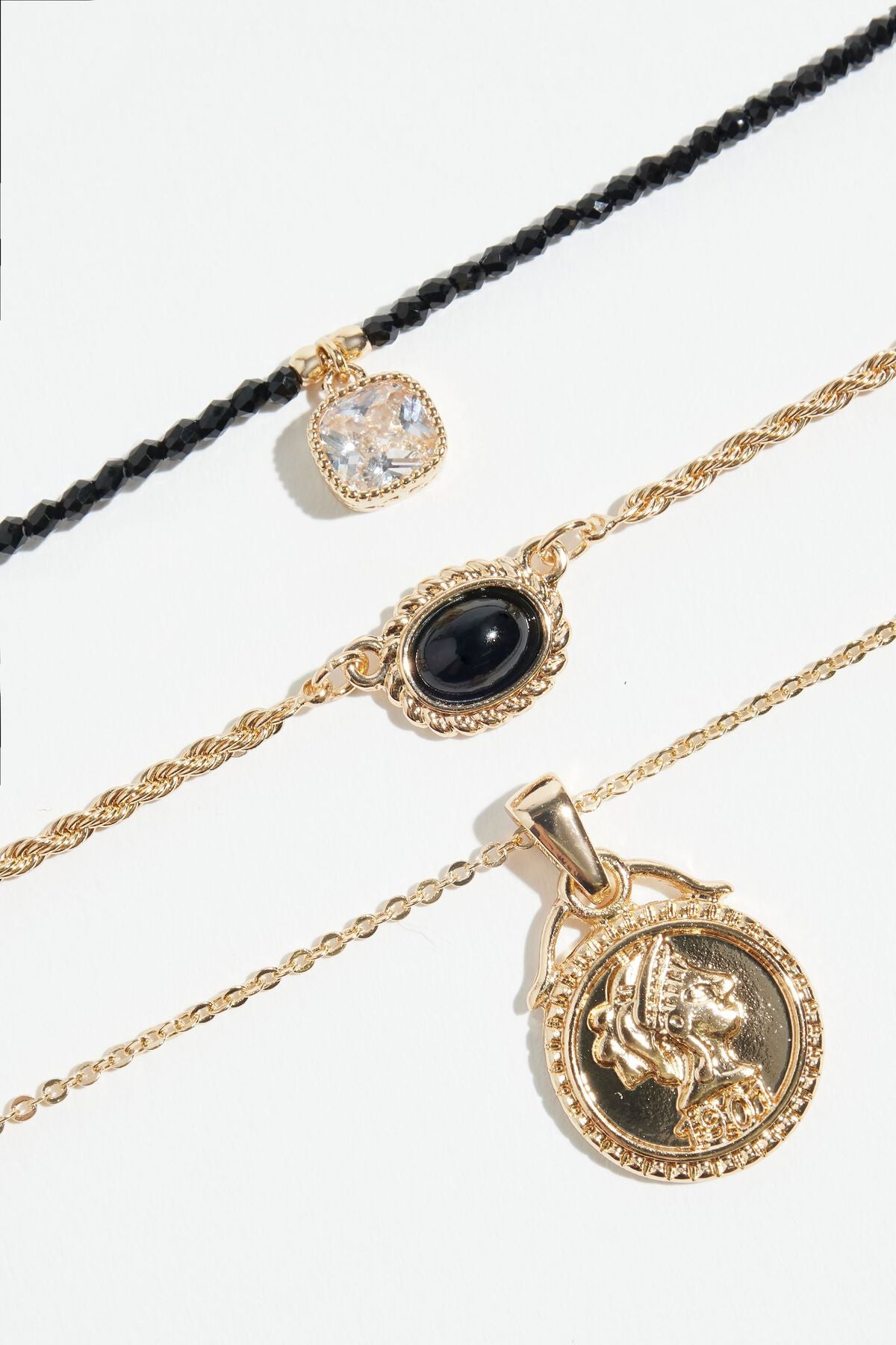 Lot de 3 colliers médaillons et perles de verre