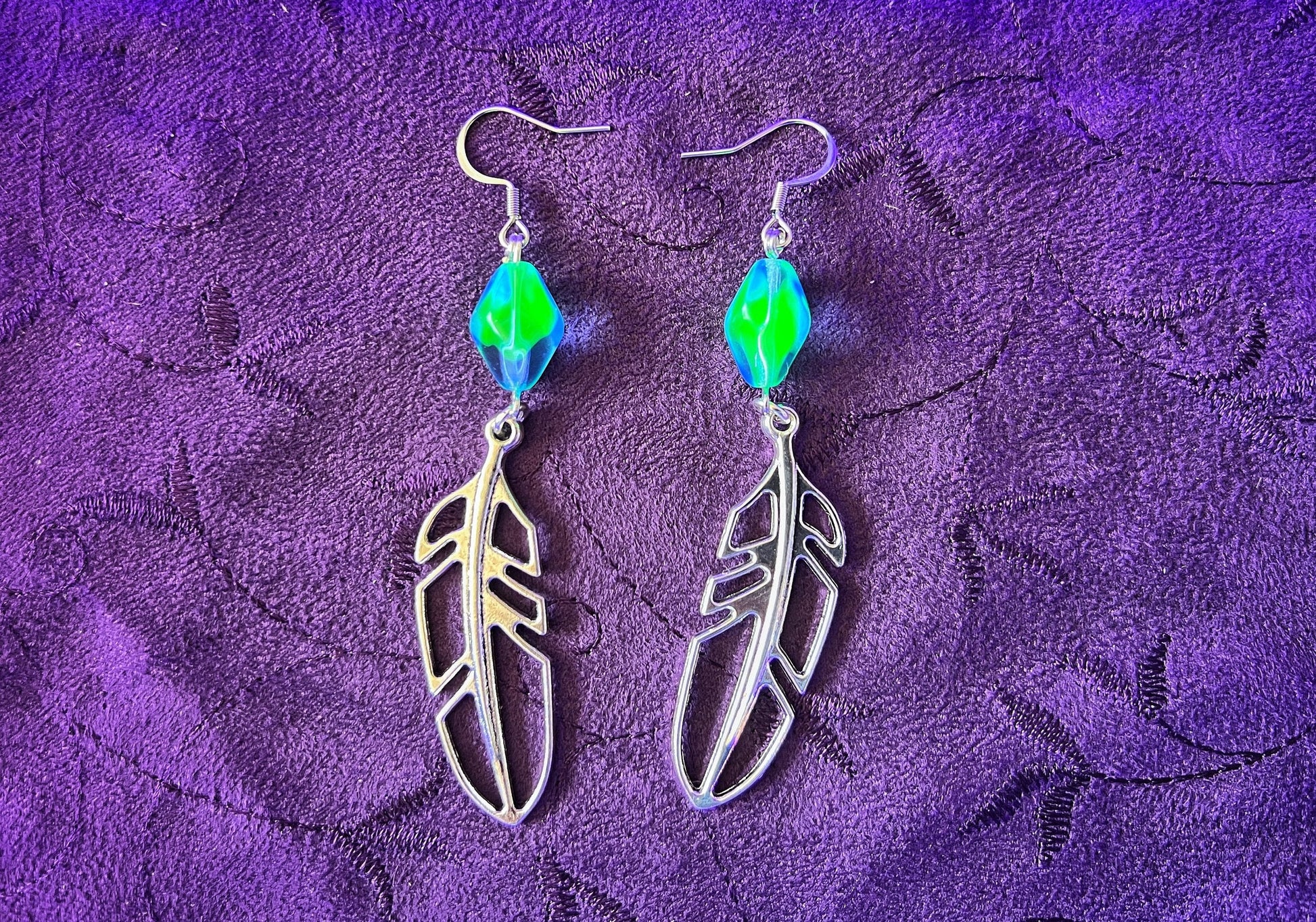 Boucles d'oreilles en perles de verre d'uranium bleu-vert et plumes – Nature-Inspired Glow 