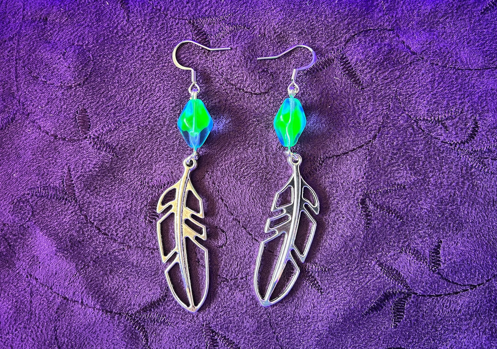 Boucles d'oreilles en perles de verre d'uranium bleu-vert et plumes – Nature-Inspired Glow 