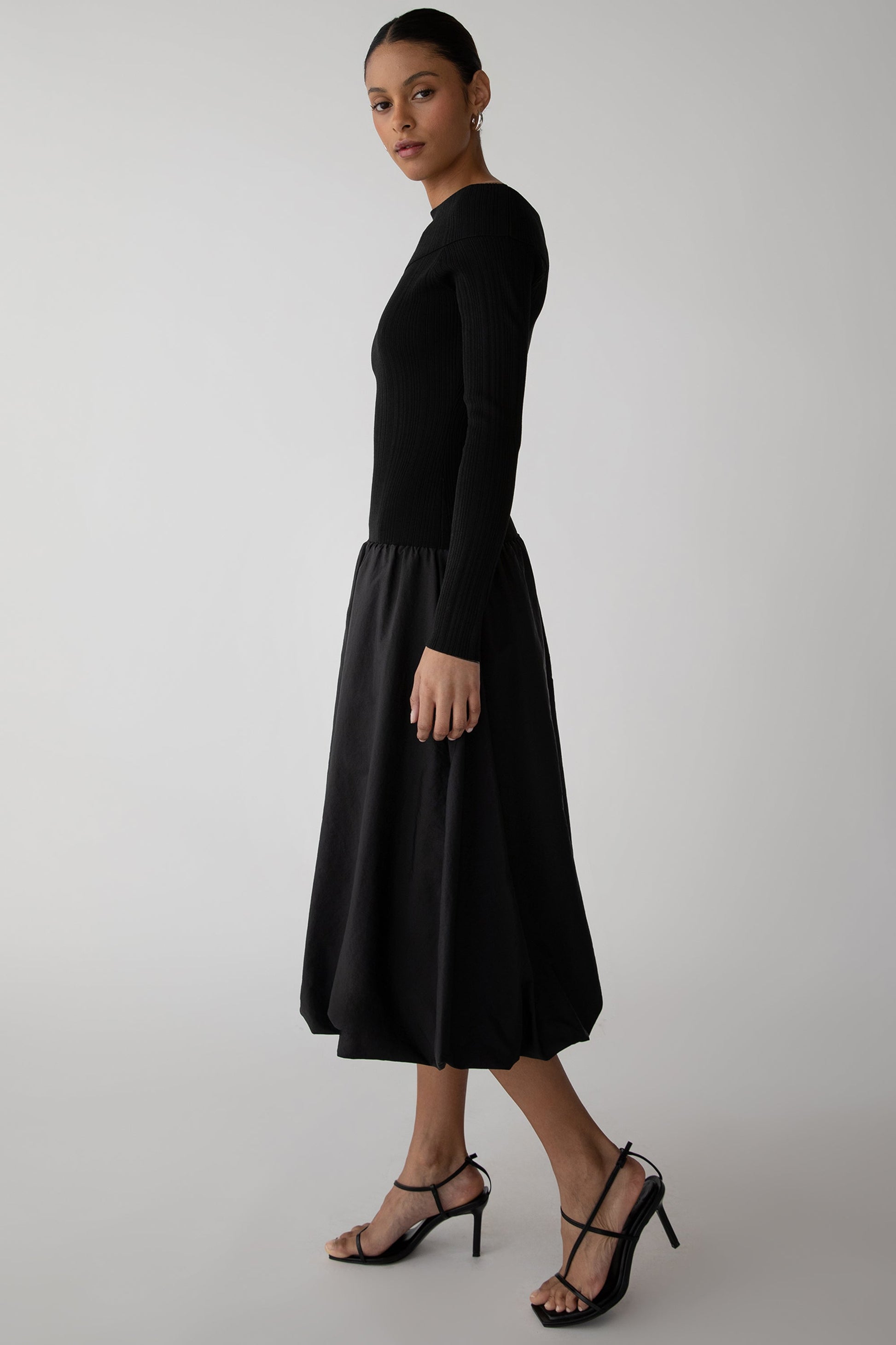 ROBE MIDI À MANCHES LONGUES, ÉPAULES DÉNUDÉES ET OURLET BULLE