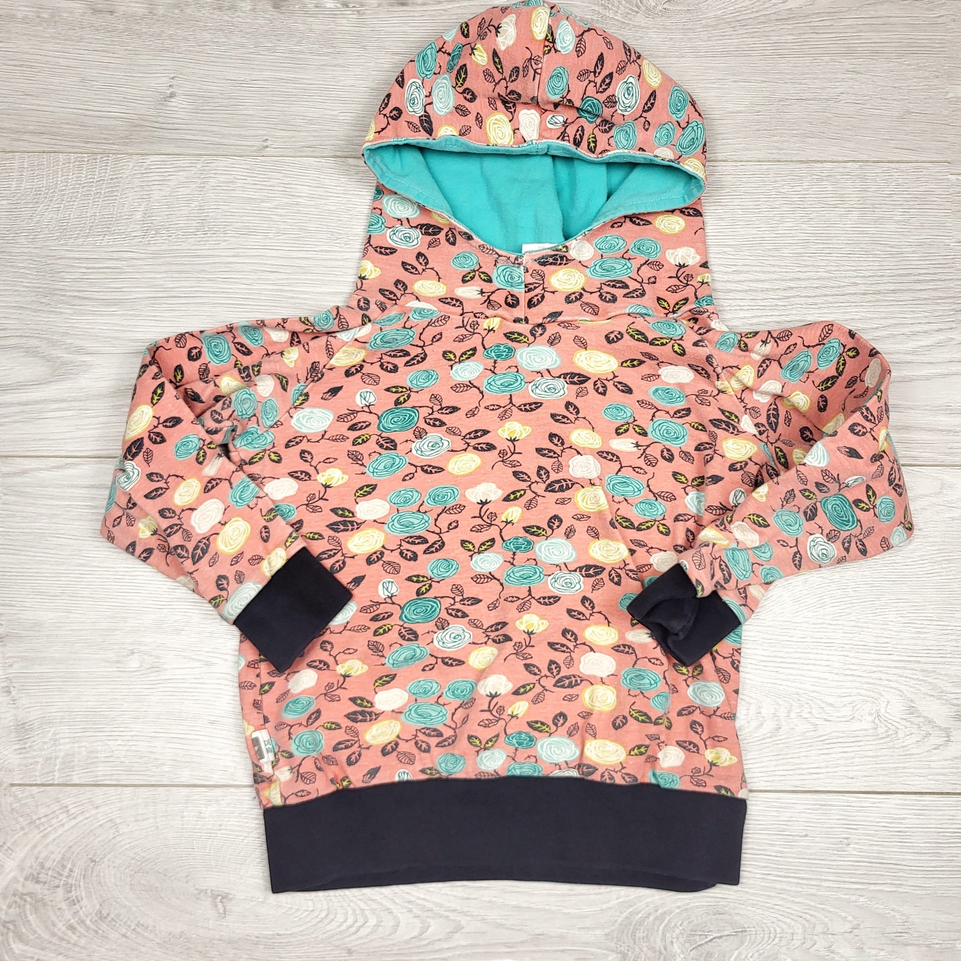 NKLB1 - Sweat à capuche rose à imprimé floral Seaside Organics, fait main. Taille 3T