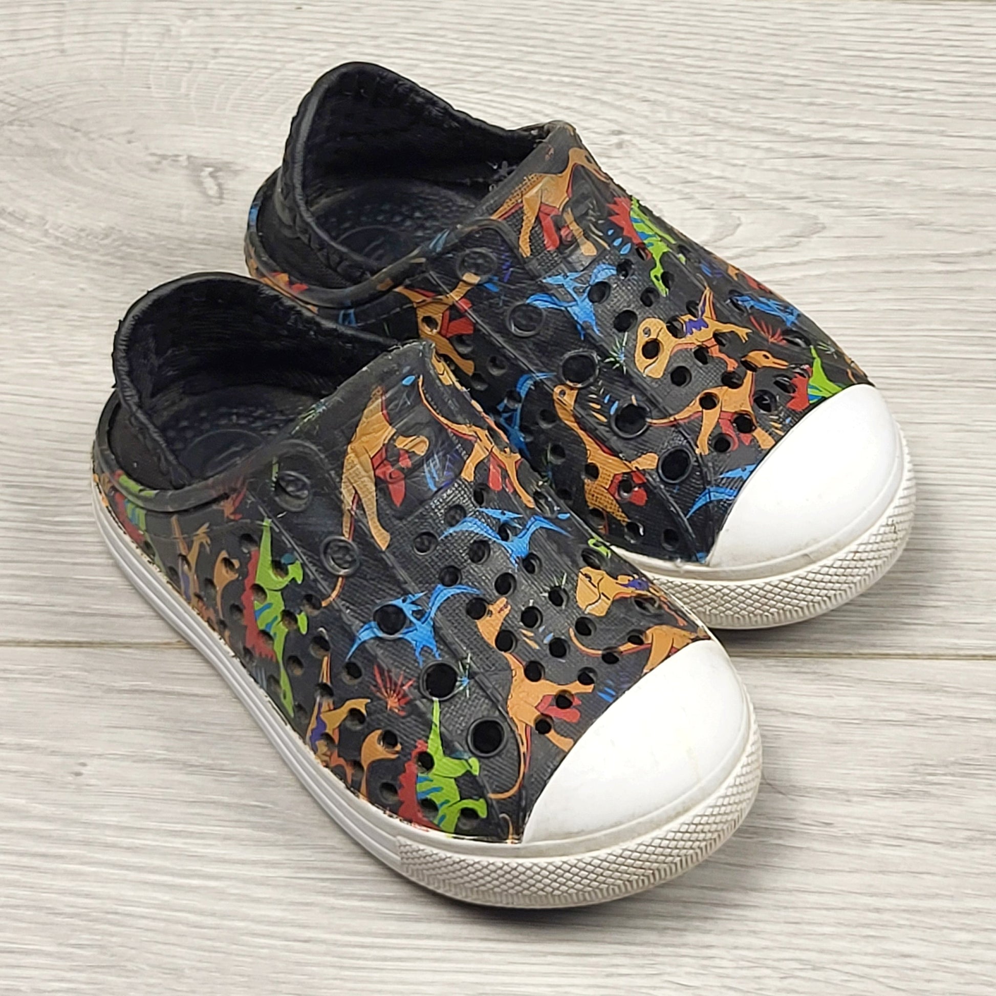 KARE1 - Chaussures Skechers en caoutchouc noir à motif dinosaures. Pointure 6