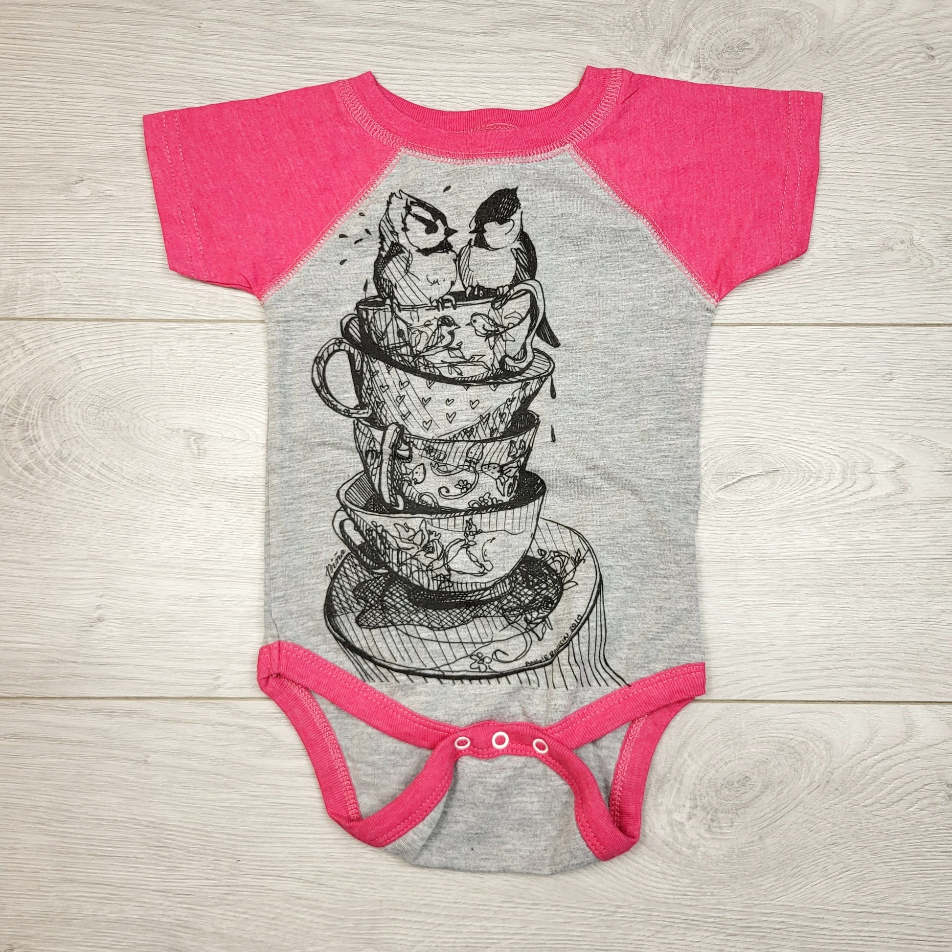 MWLL11 - Body raglan style Pina avec tasses à thé. Taille 6 mois